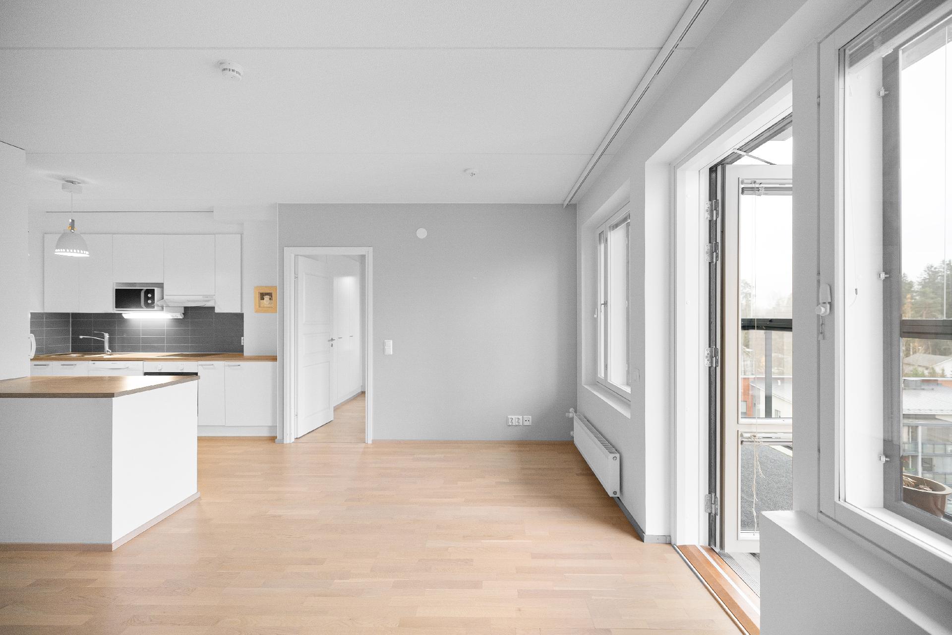 Iso tila ruokapöydälle