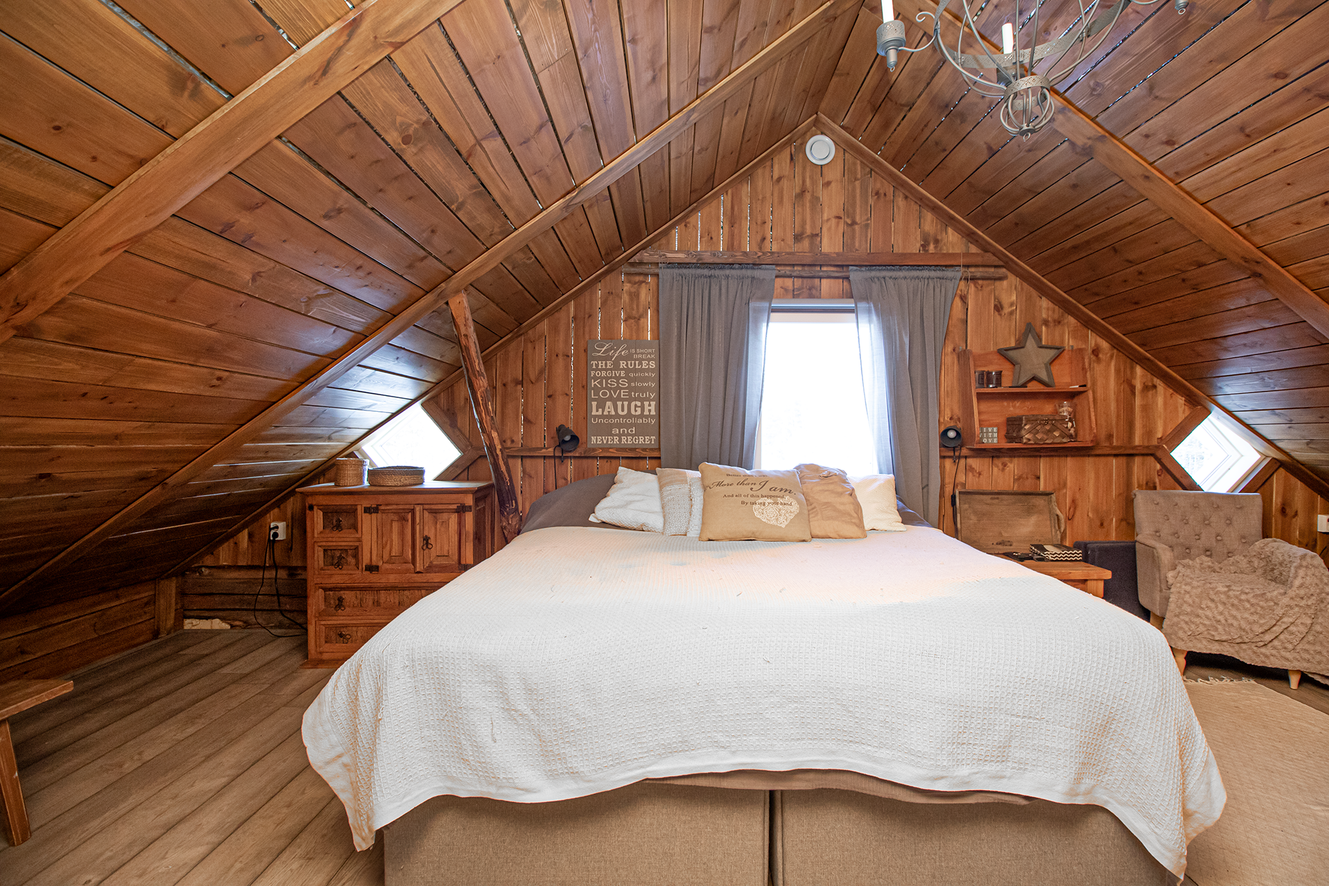 yläkerran makuuhuone