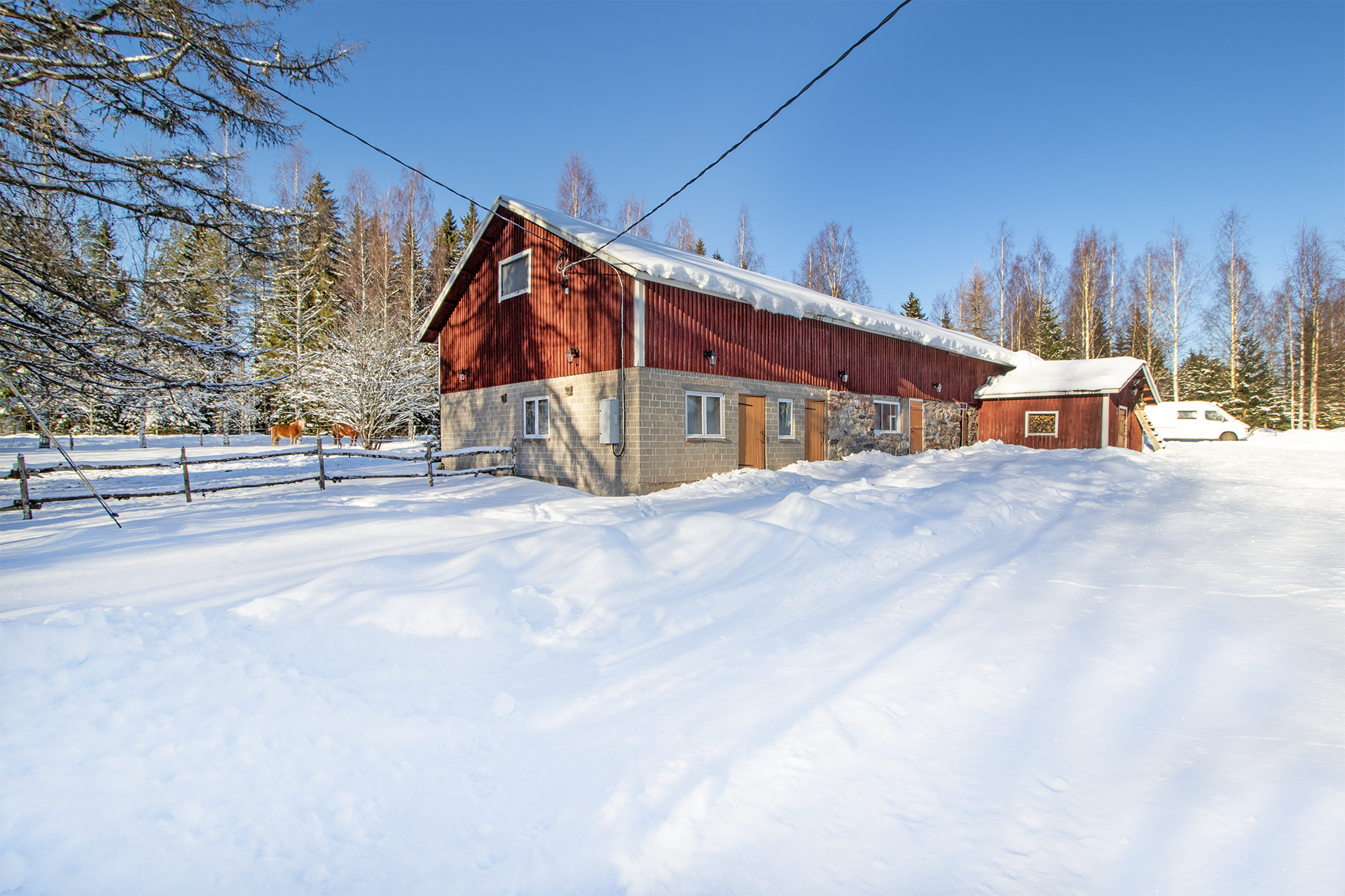 hyvässä kunnossa oleva navetta rakennus