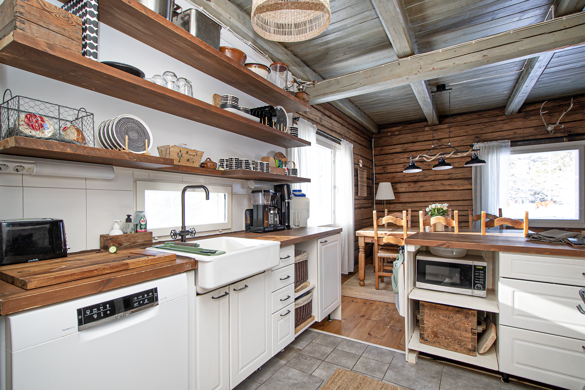 hirsiseinät, kattoparrut, lautalattiat - koti suurella sydämmellä