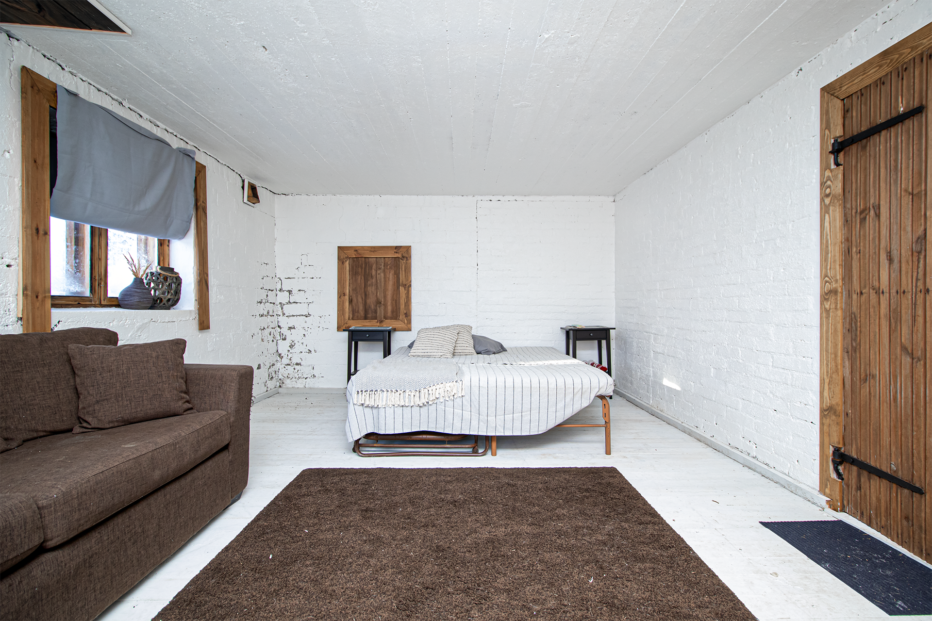 tunnelmallinen kesähuone navetassa