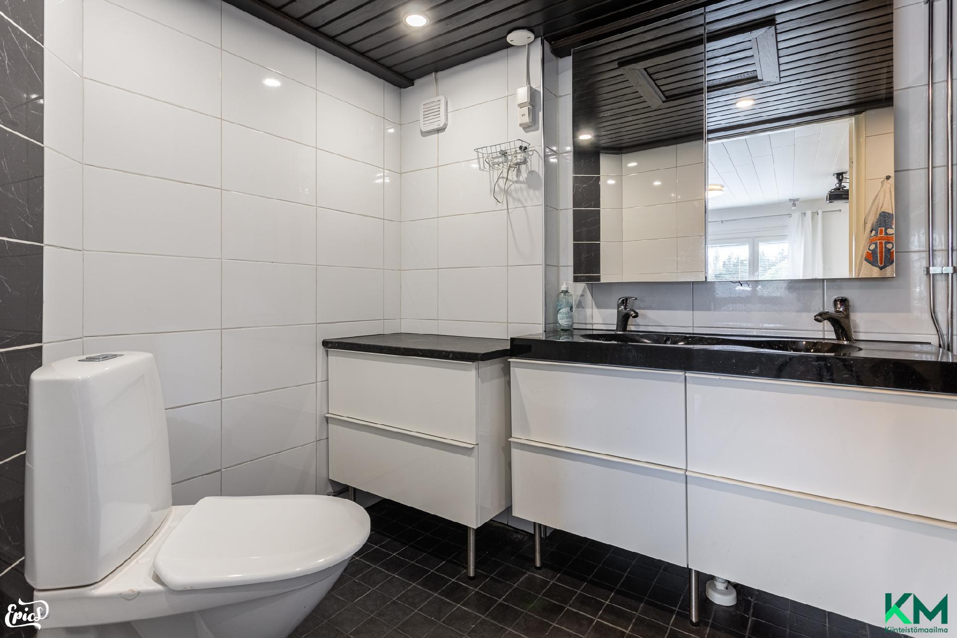 Yläkerran kylpyhuone