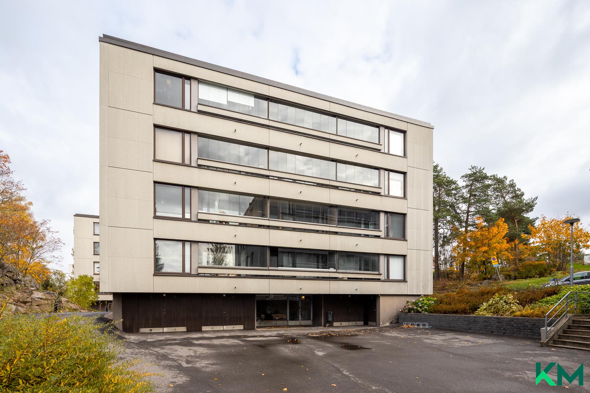 Talon julkisivua sisäänkäynnin puolelta