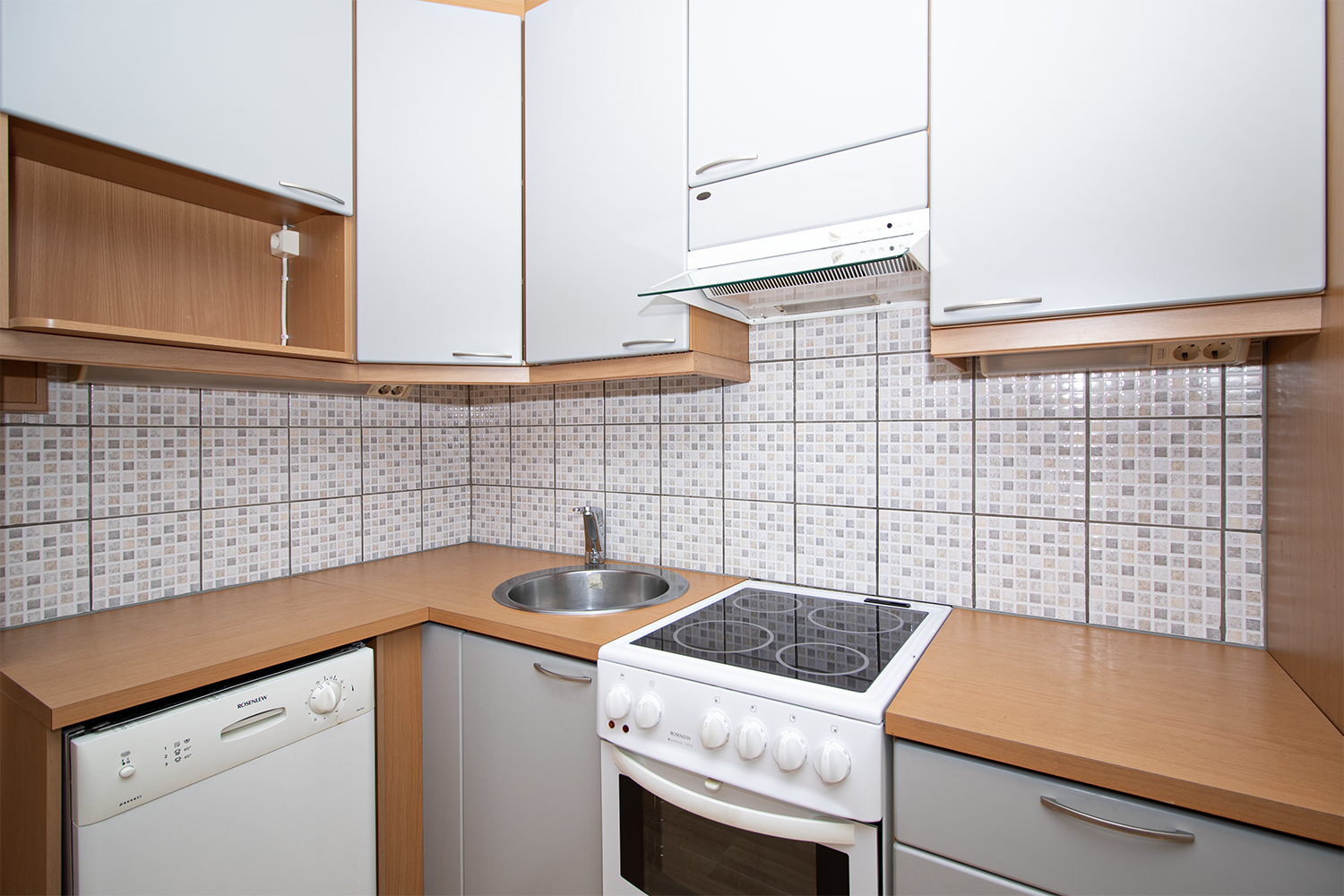 Keittiössä on hyvin laskutilaa