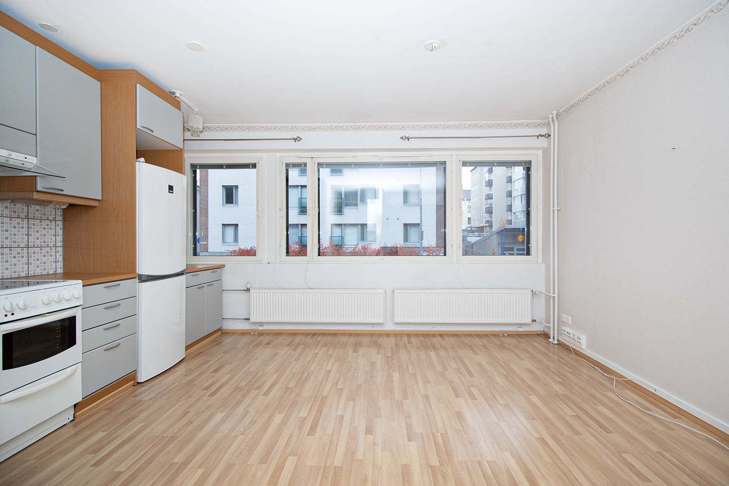 Näkymä eteisestä huoneistoon