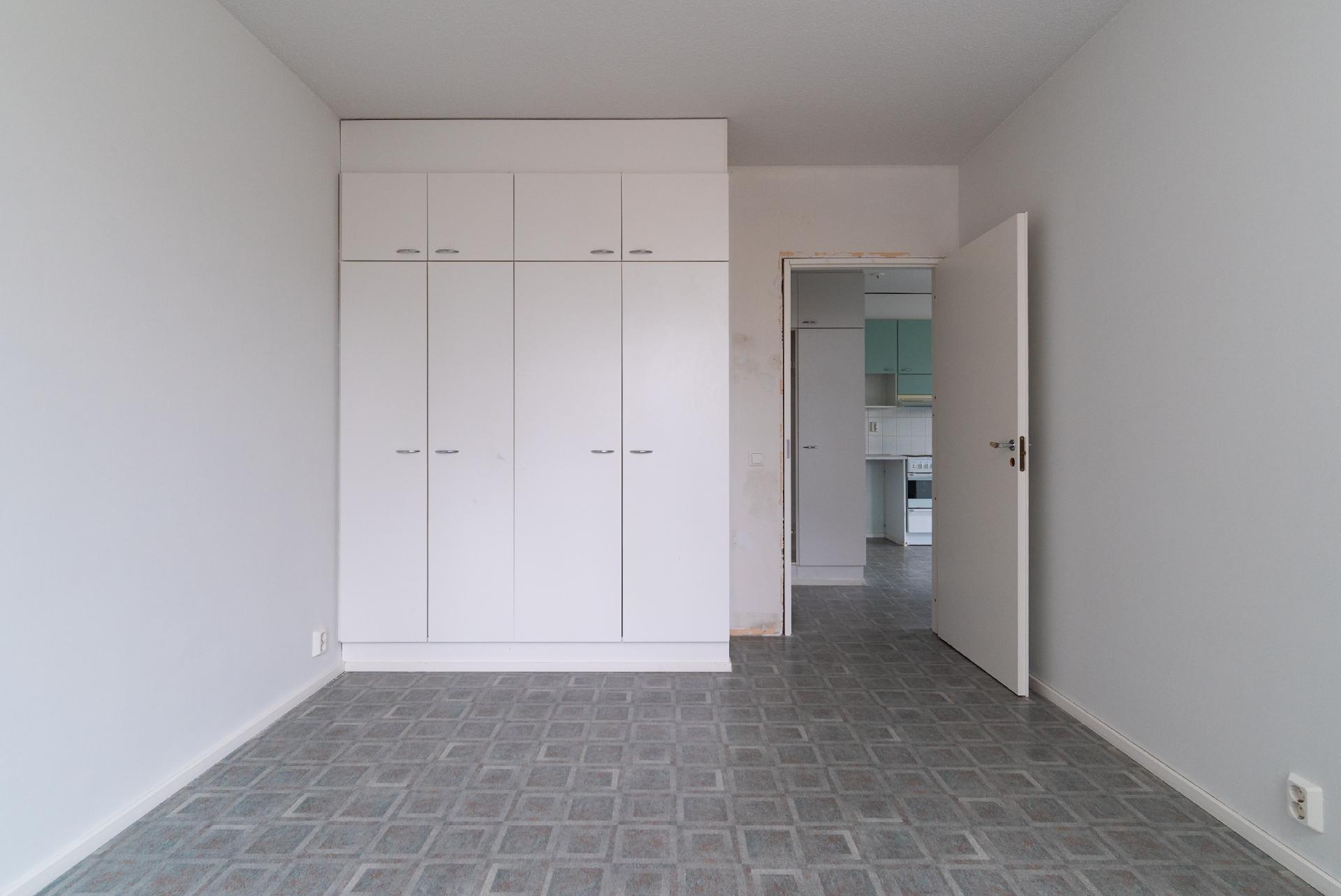 Makuuhuoneessa kaapistot