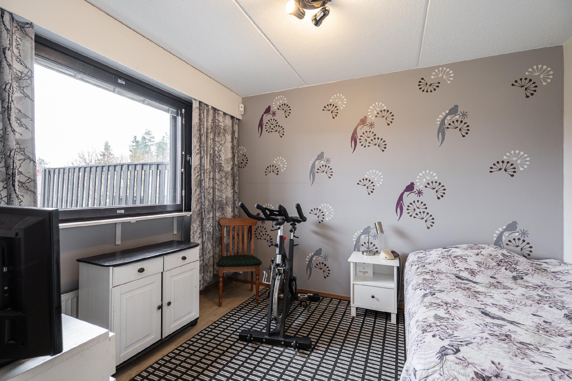 Alakerran makuuhuone