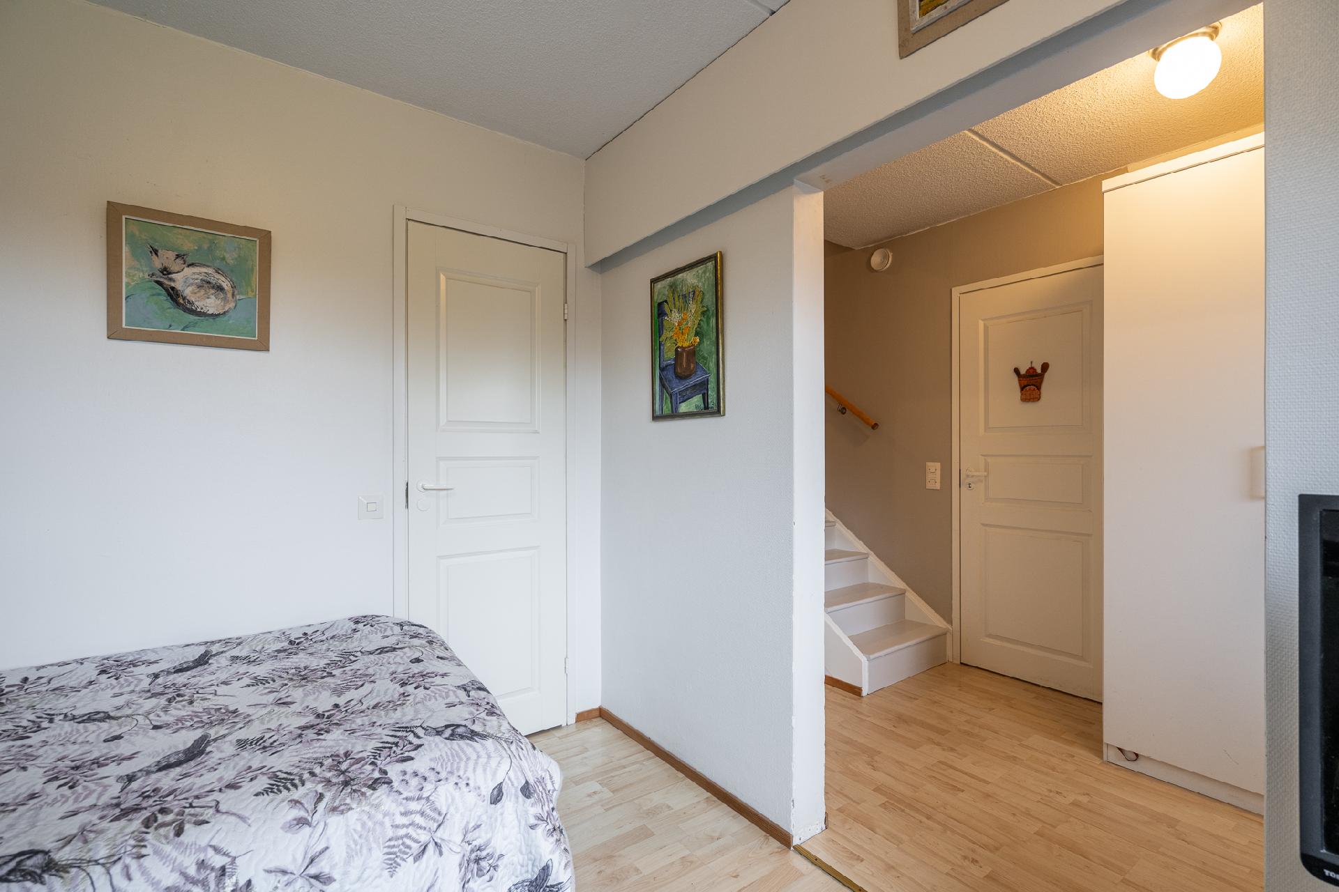 Alakerran makuuhuone