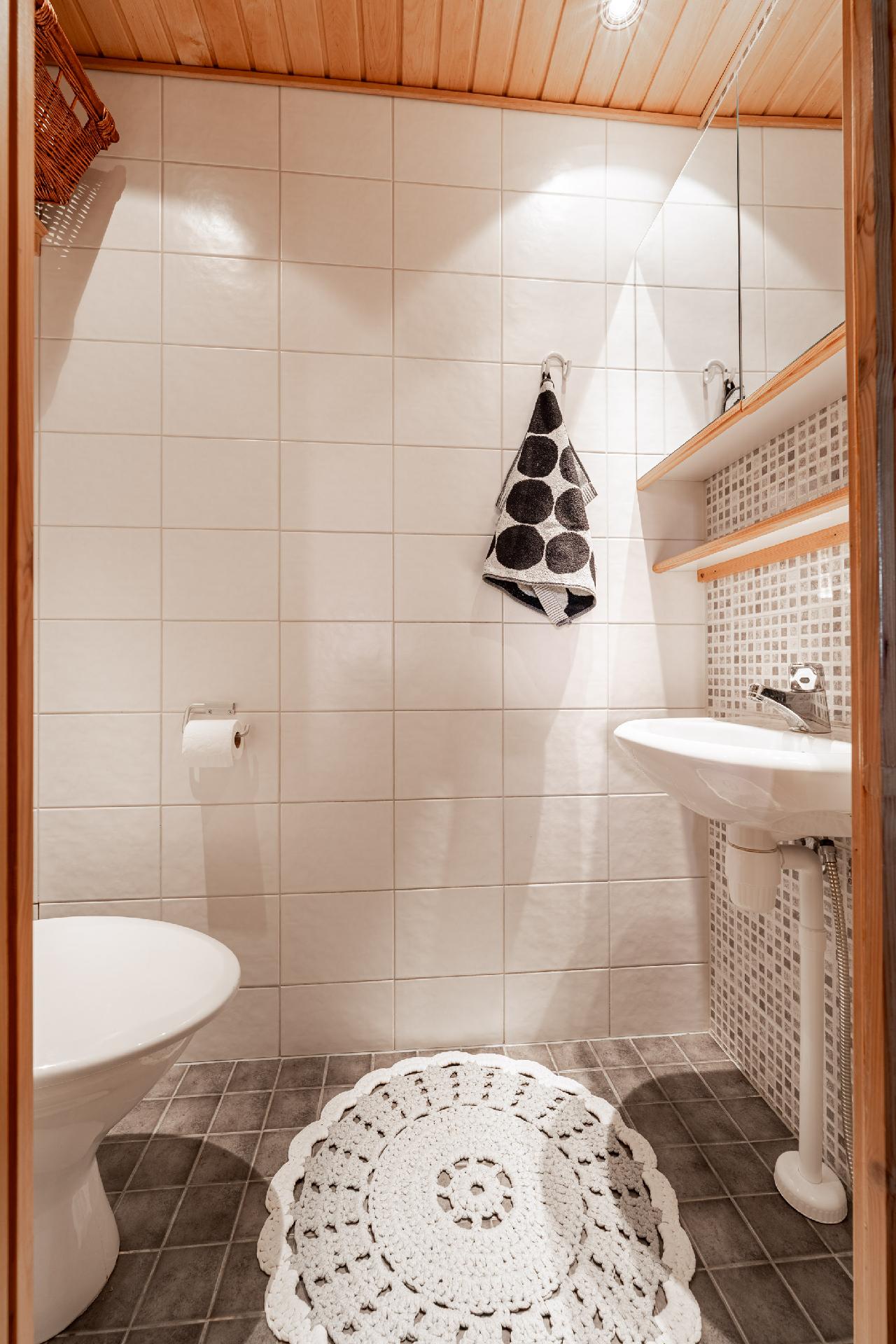 Pukuhuoneen yhteydessä oleva erillinen wc