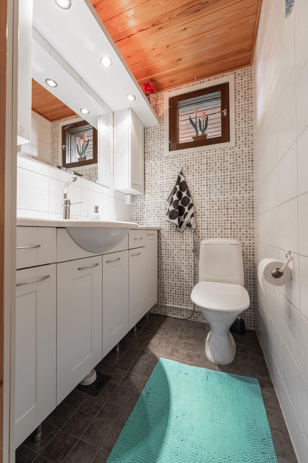 Eteisen yhteydessä oelva erillinen wc