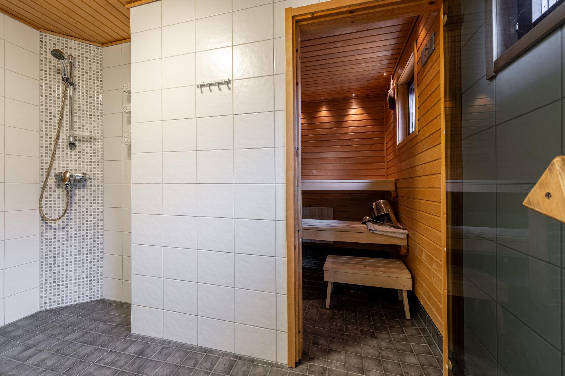 Kylpyhuone- saunatilat remontoitu 2010