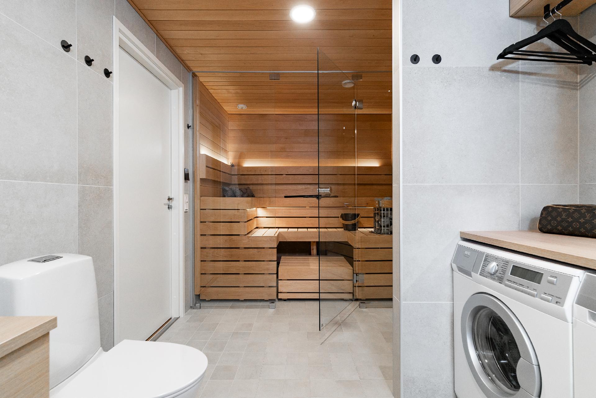 Yläkerran kylpyhuone