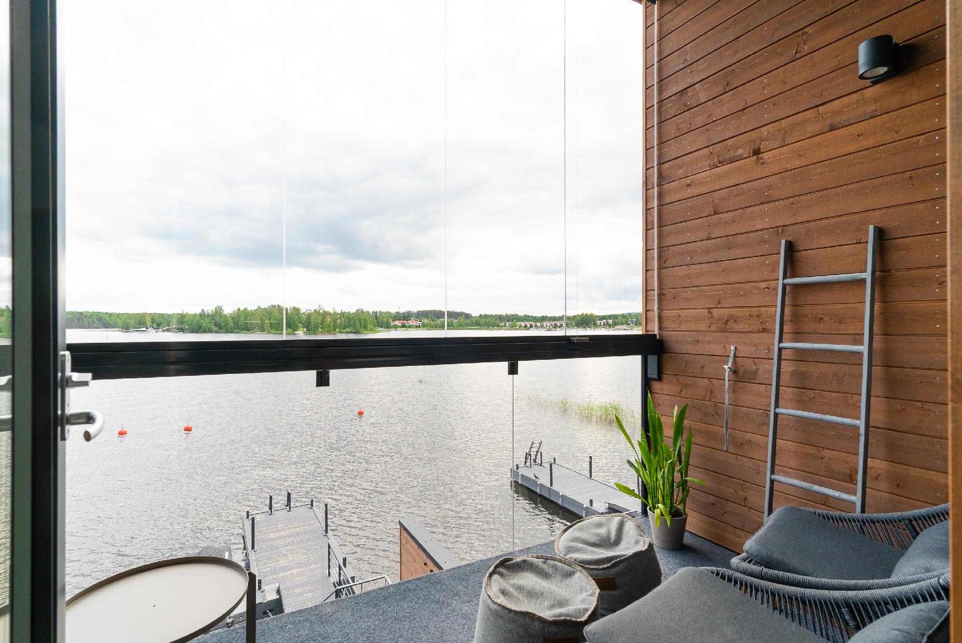 Lasitetulle parvekkeelle käynti päämakuuhuoneesta