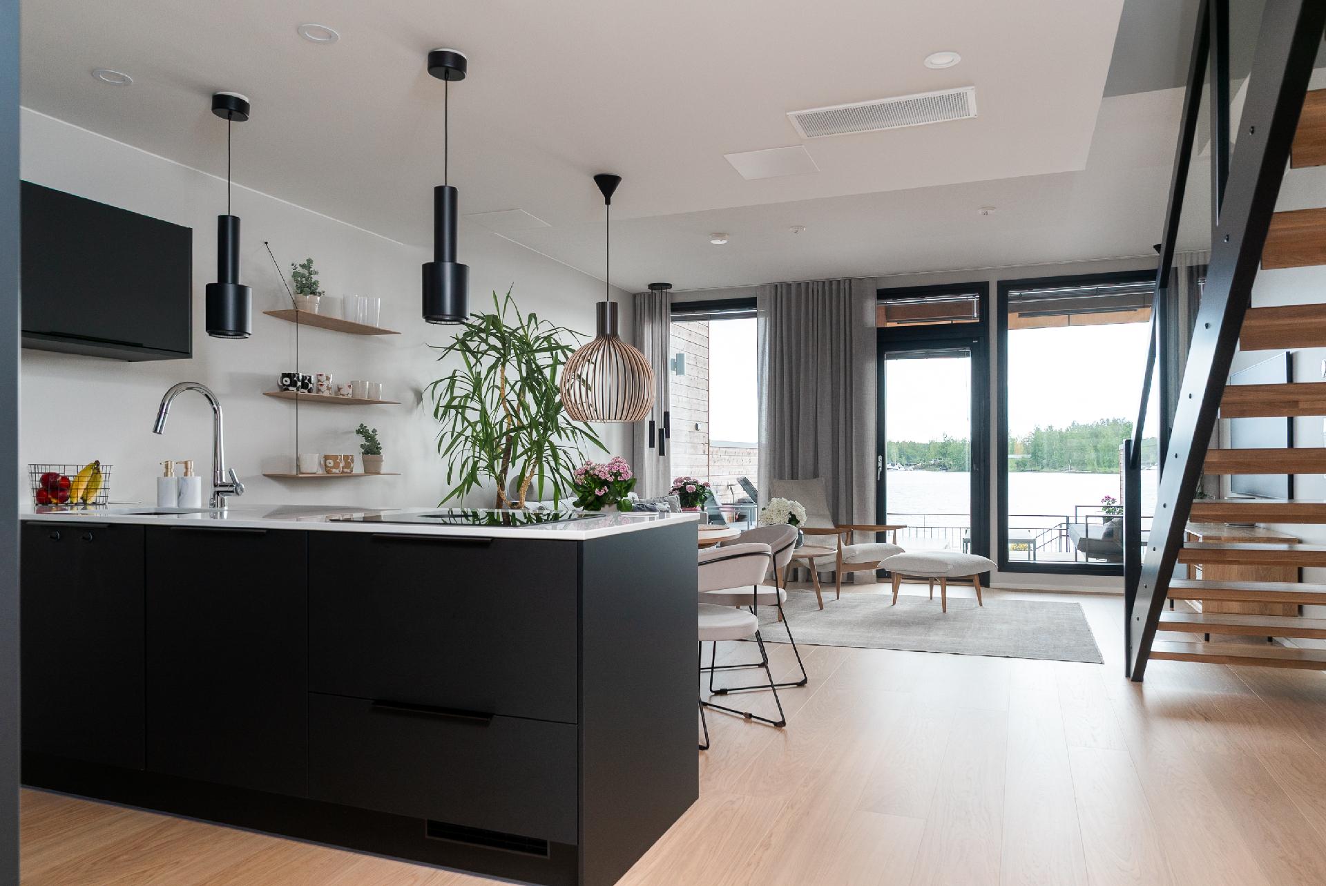 Keittiöstä olohuoneeseen päin