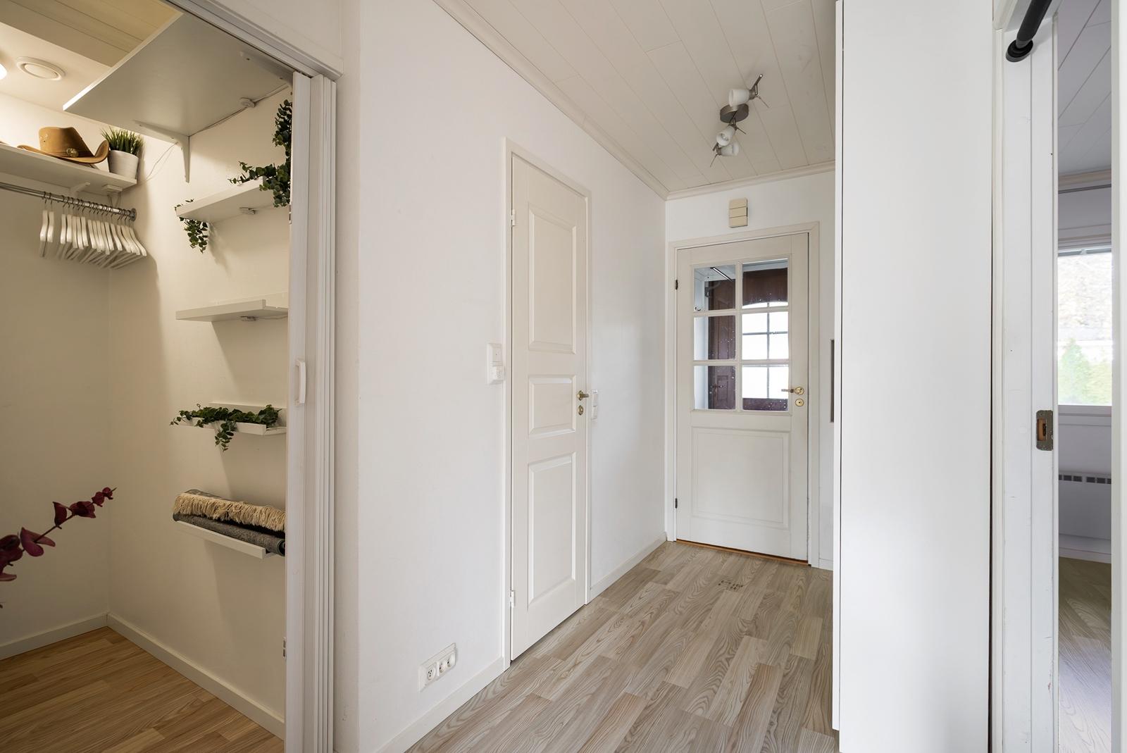 Eteinen ja vaatehuone