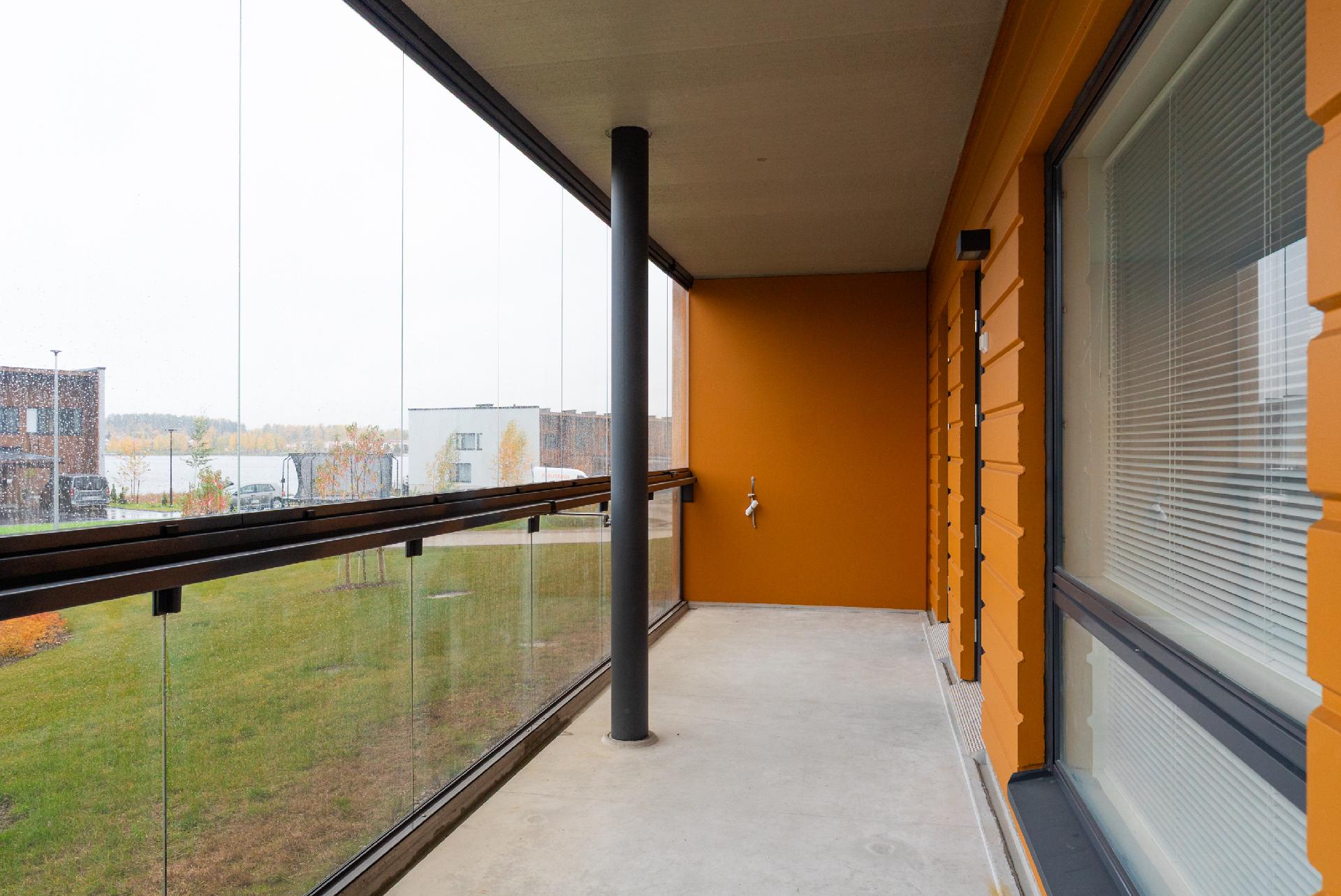 Suuri parveke, johon käynti olohuoneesta