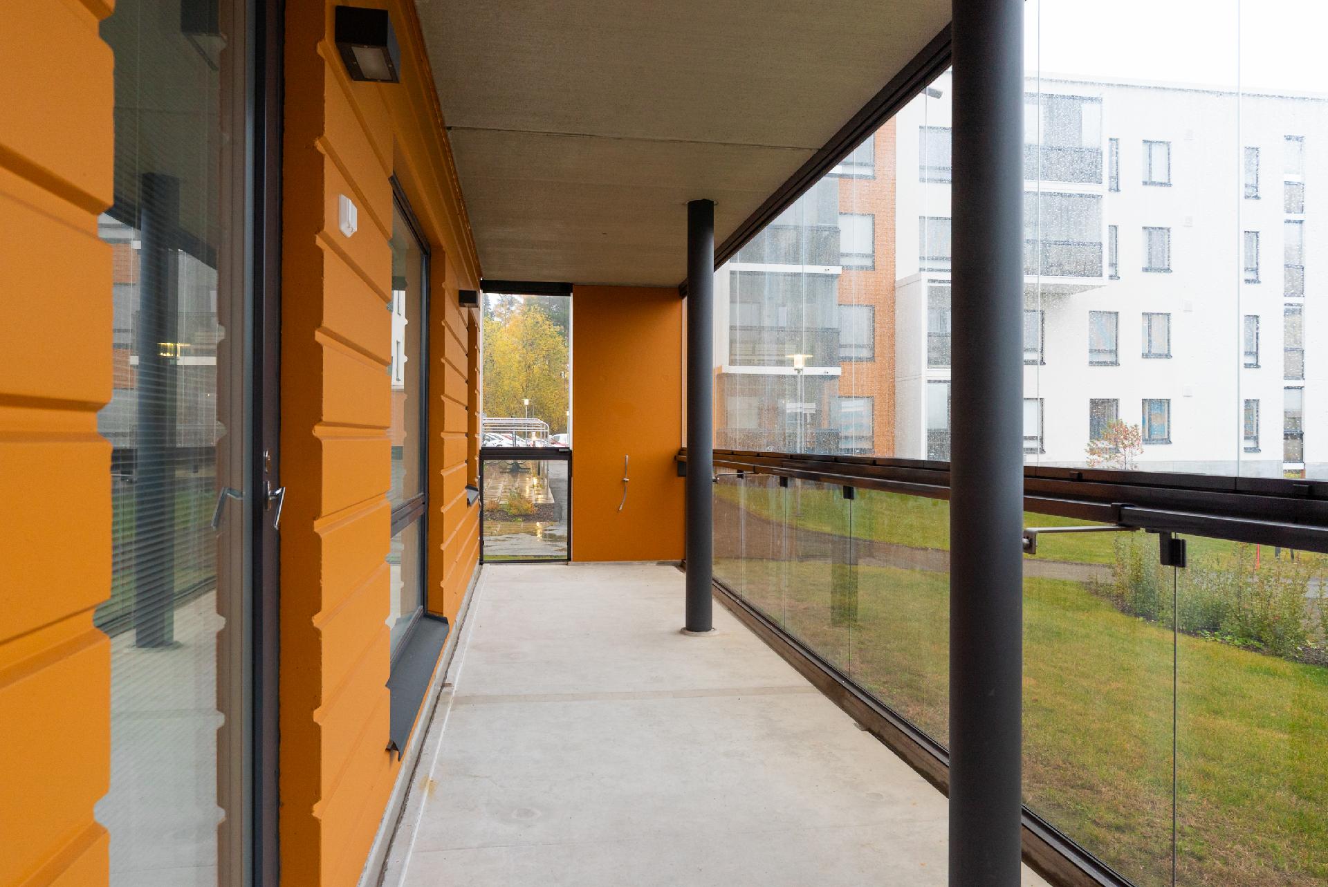 Suuri, lasitettu parveke