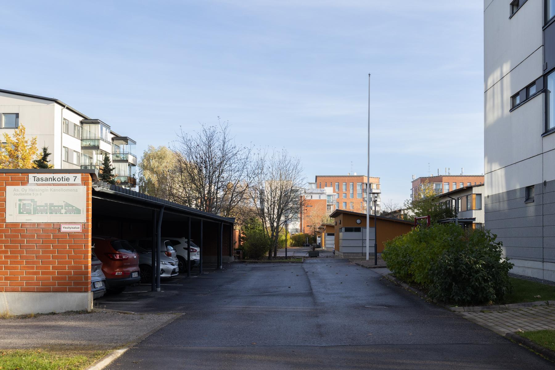 Taloyhtiön parkkipaikkaa