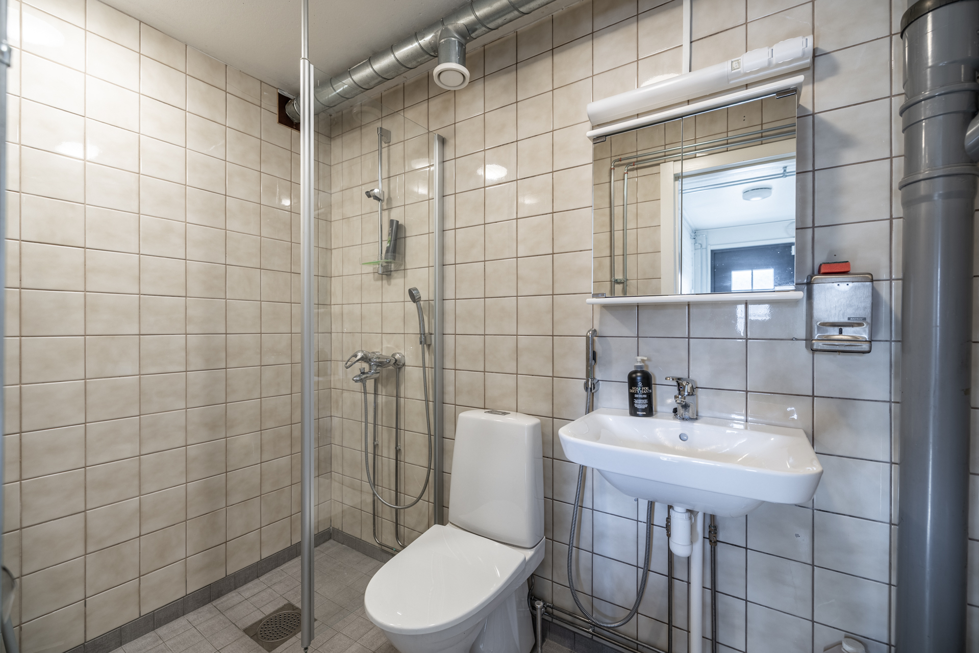 Alakerran wc ja pesutilat