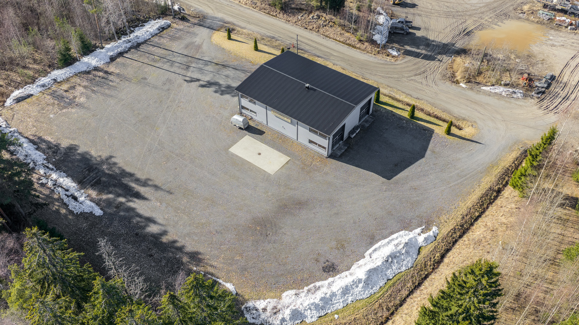 Piha-alueella tilaa isommillekin kulkuneuvoille ja pesutila