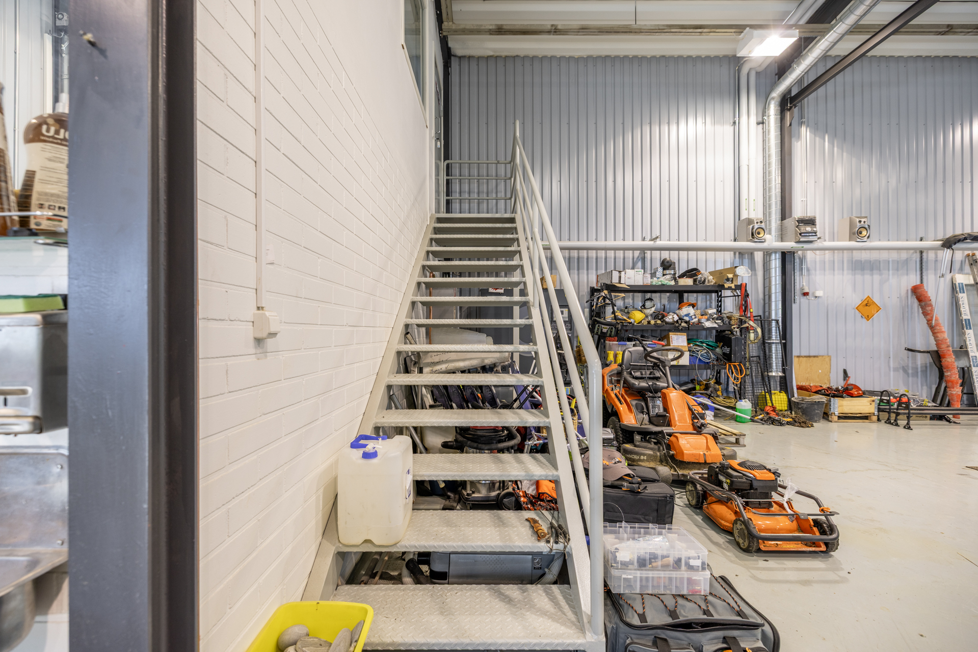 Portaat yläkerran toimistoon