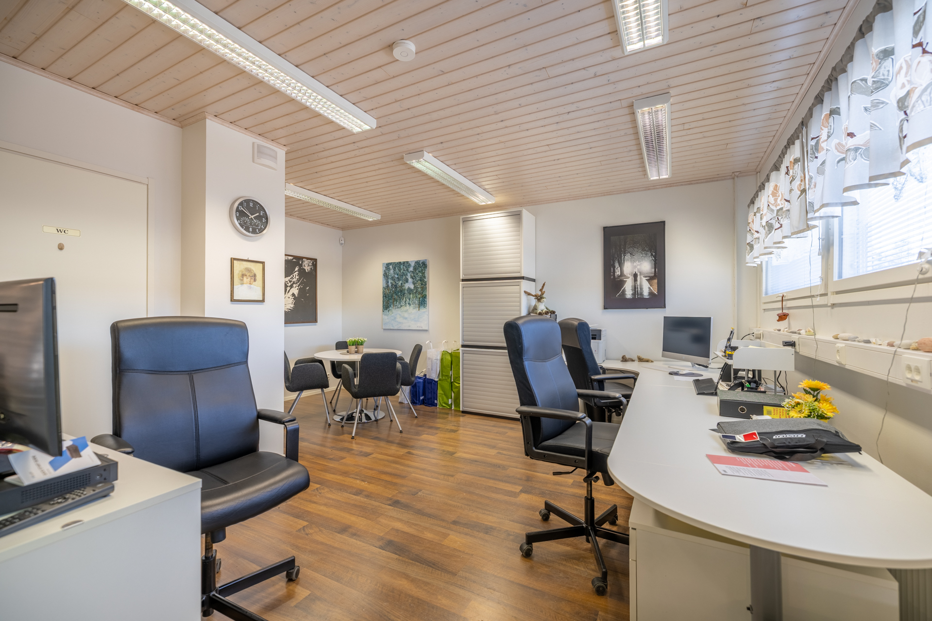 Yläkrerassa viihtyisä toimistotila