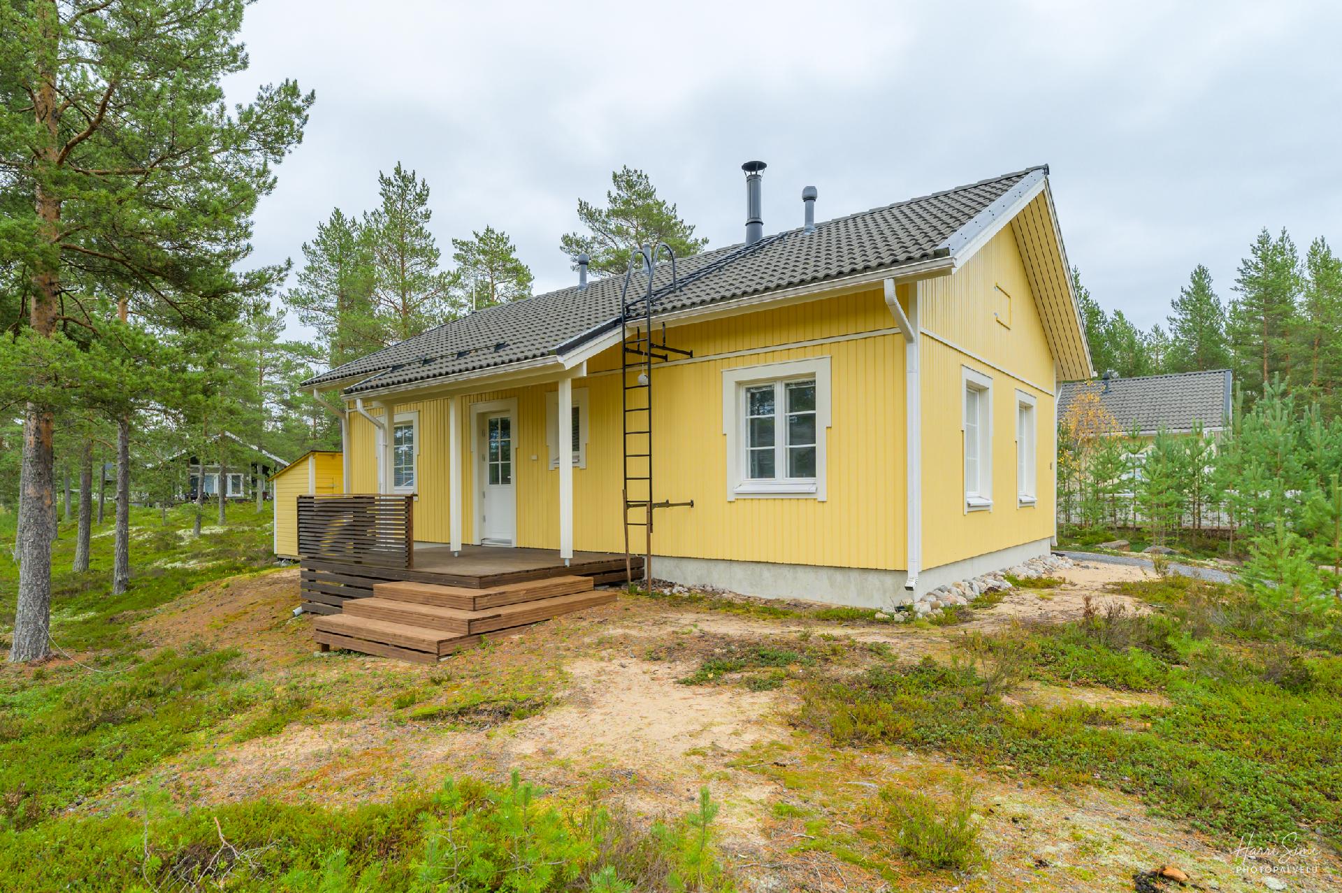 Koti takapihalta katsottuna