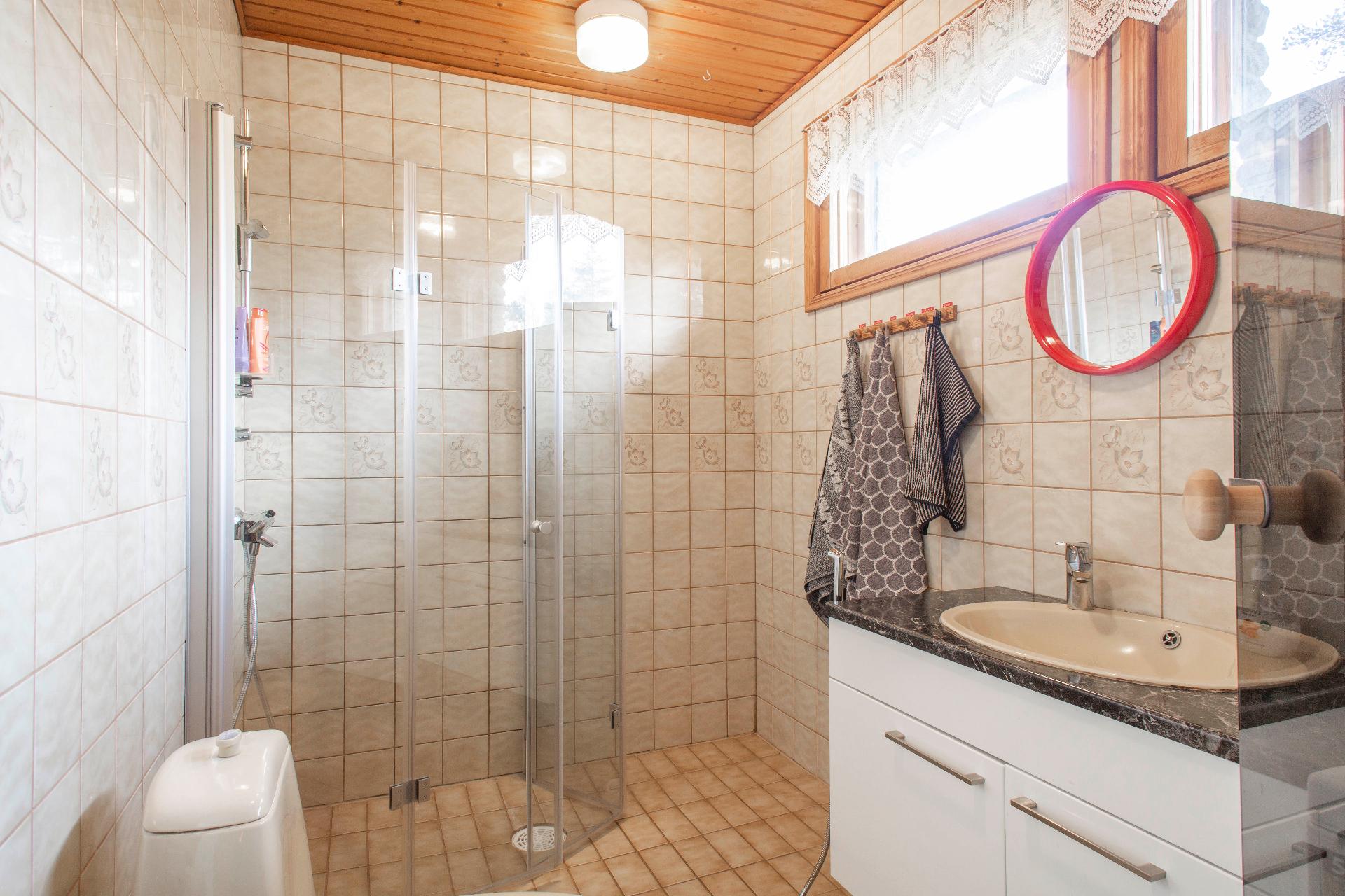 kylpyhuone, jossa toinen wc