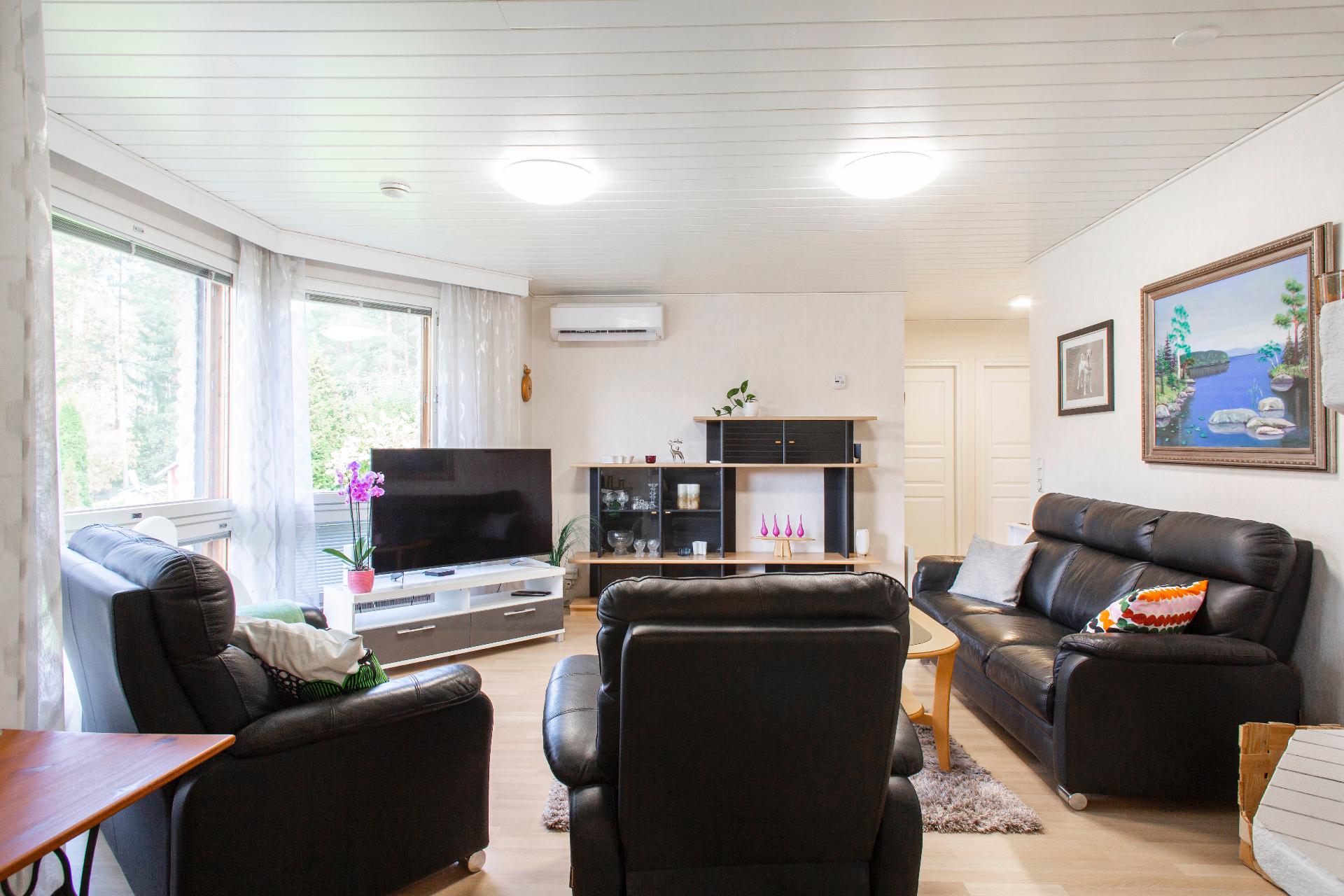 Olohuoneessa ilmalämpöpumppu