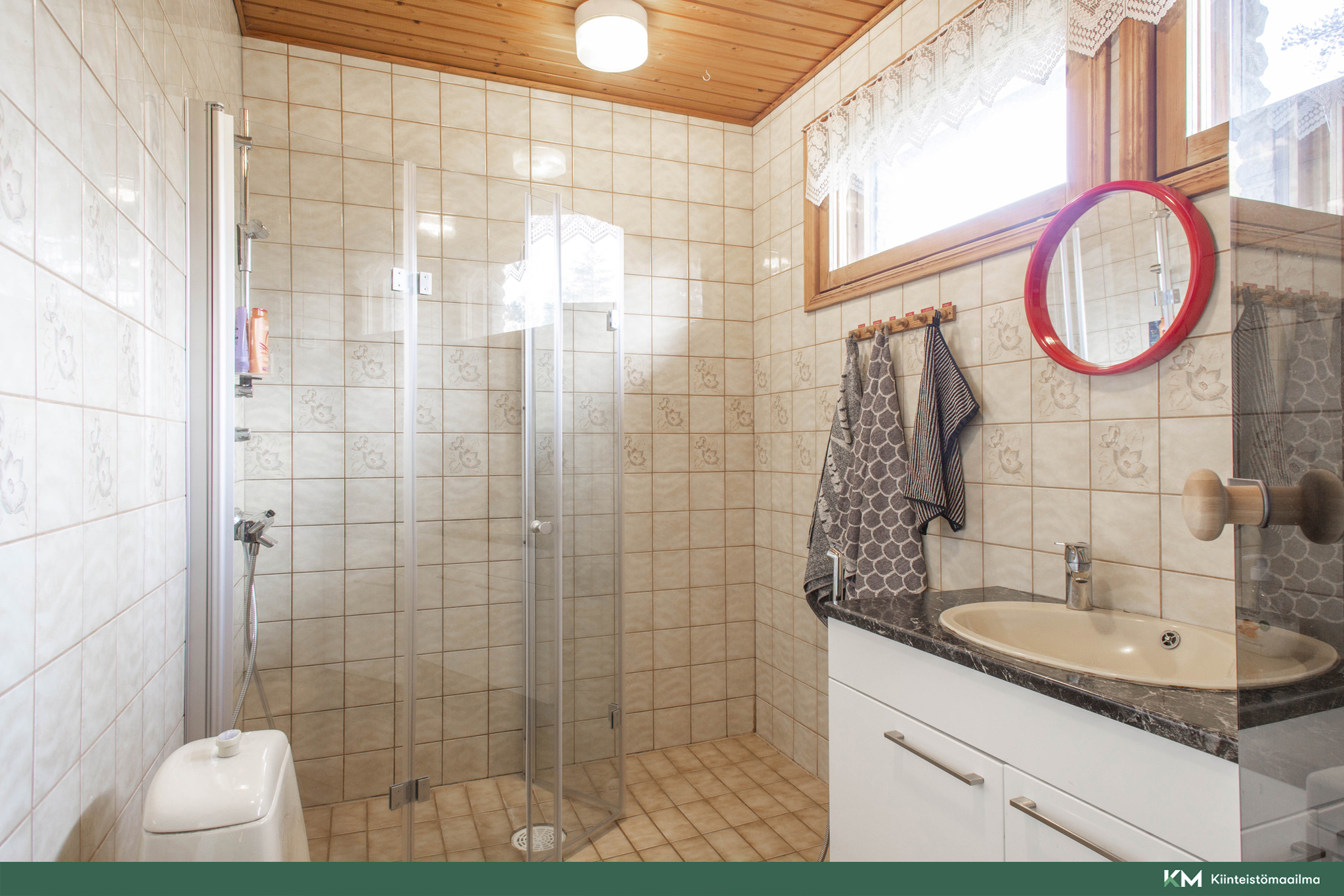 kylpyhuone, jossa toinen wc