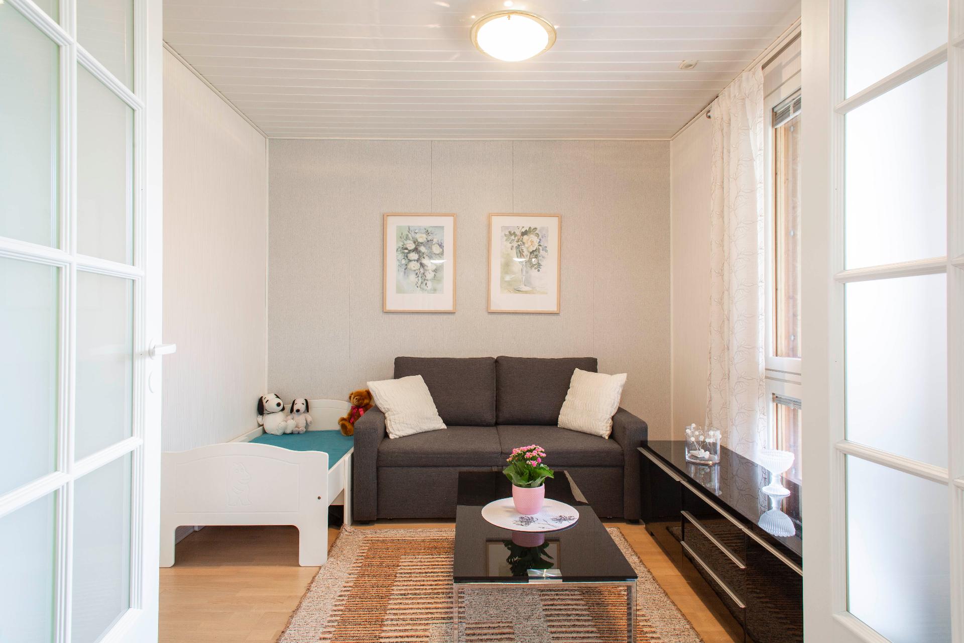 Olohuoneen vieressä pariovellinen makuuhuone, josta myös käynti terassille