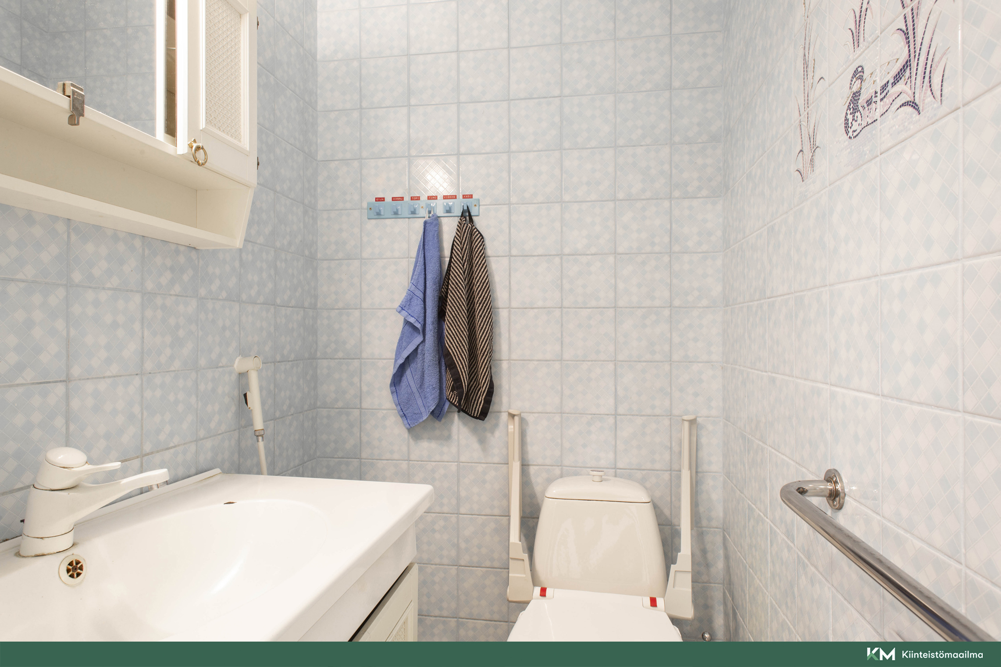erillinen wc makuuhuoneiden vieressä