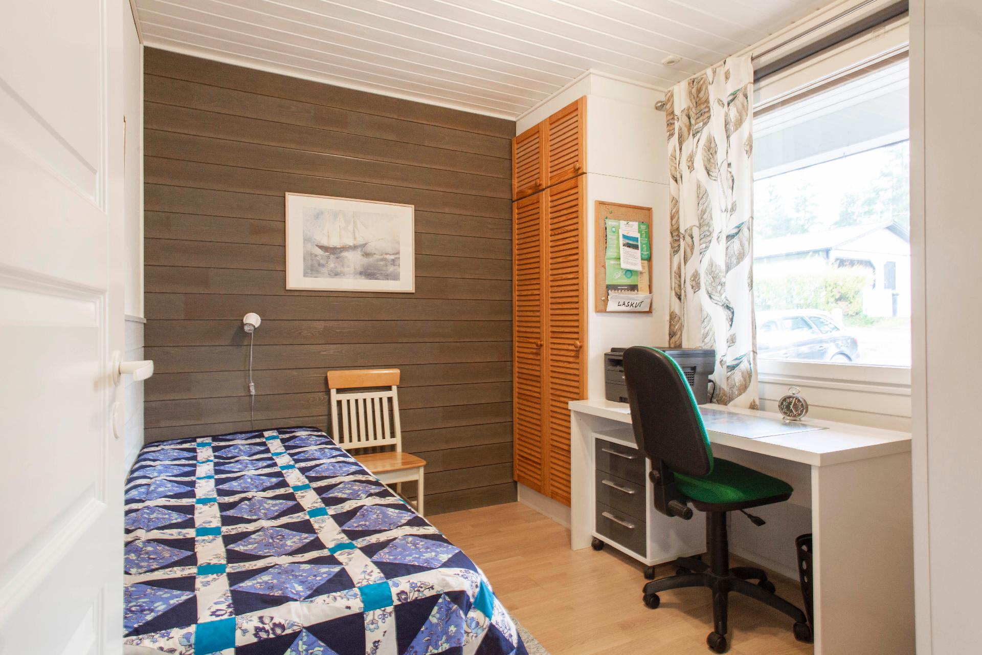 Kadun puoleinen makuuhuone, jossa kiinteä kaappi