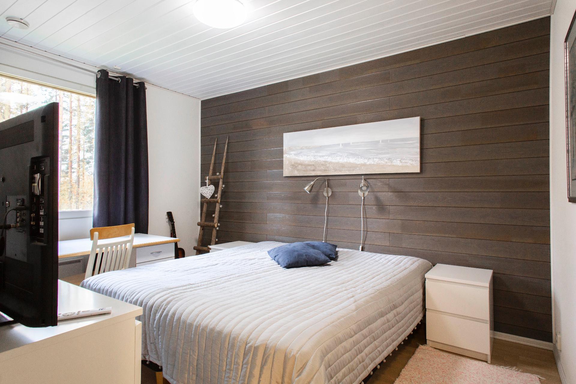 Pihan puoleinen makuuhuone, jossa oma vaatehuone (vasemmalla)