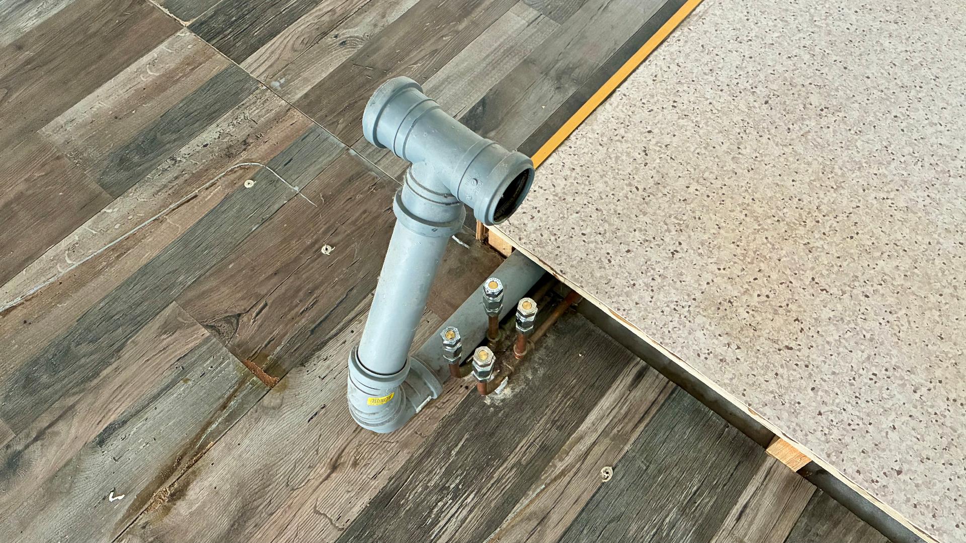 Vesipiste kahdelle sekä viemäröinti