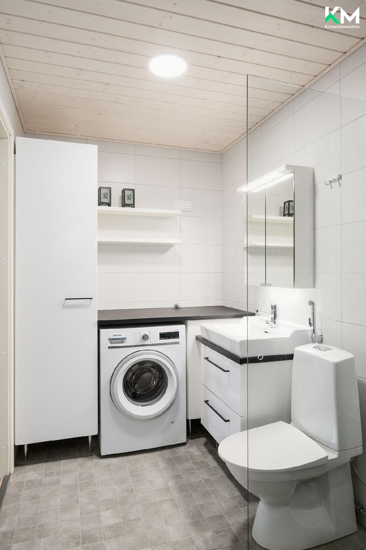 2025 uusittu kylpyhuone/ kodinhoitotila