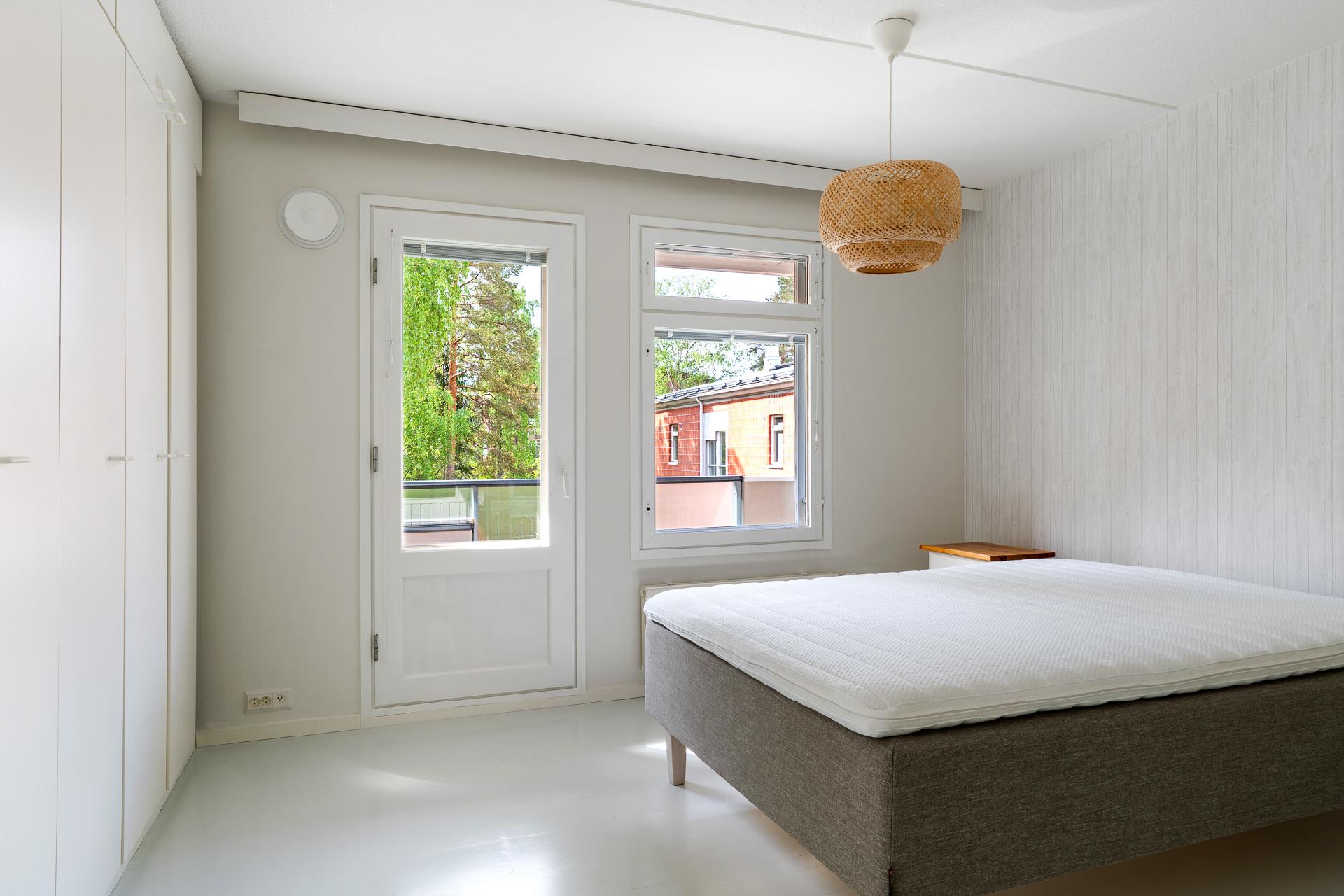 Makuuhuoneesta käynti parvekkeelle