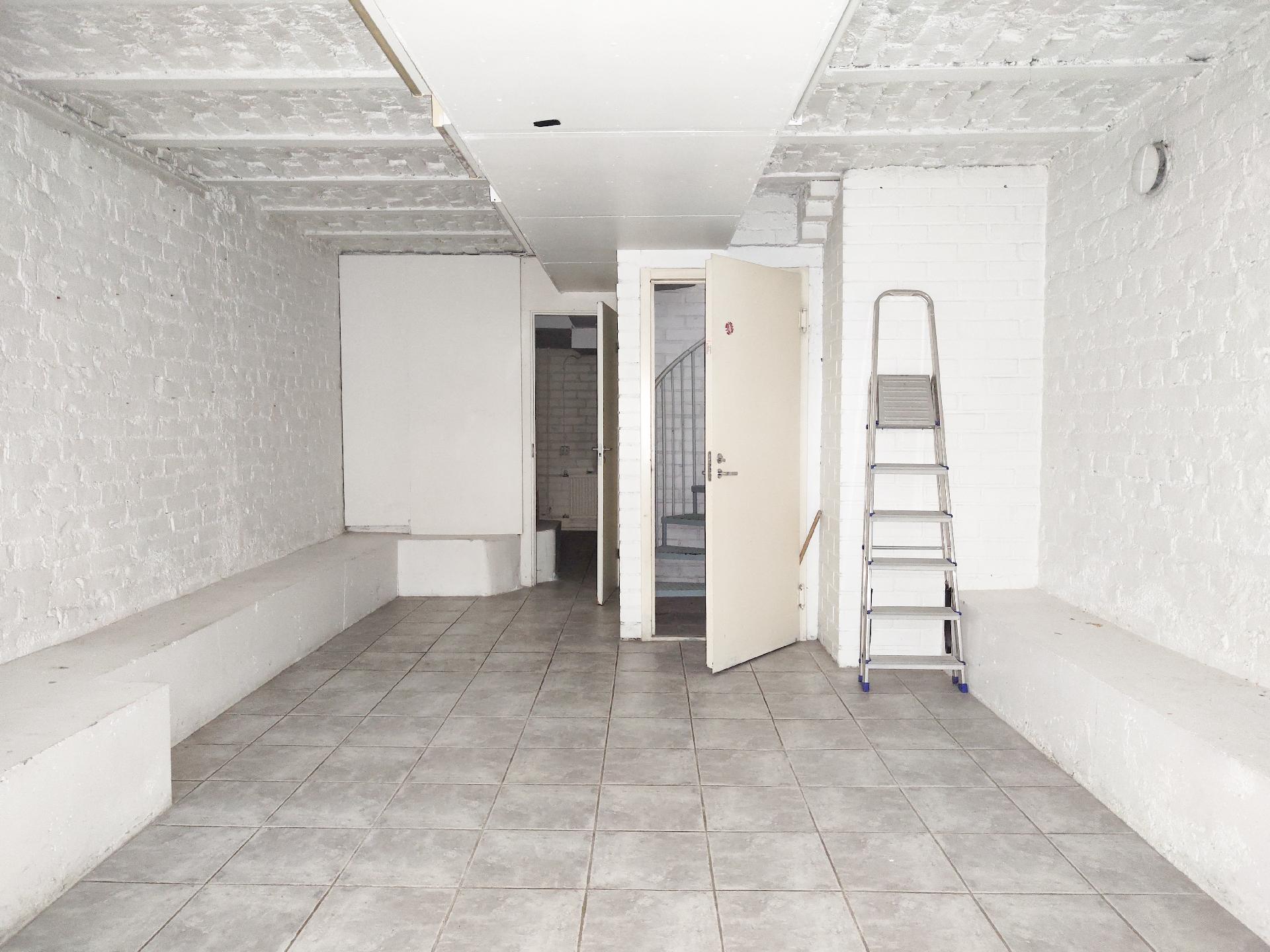 Alhaalla hyvät varastotilat! 2 huonetta