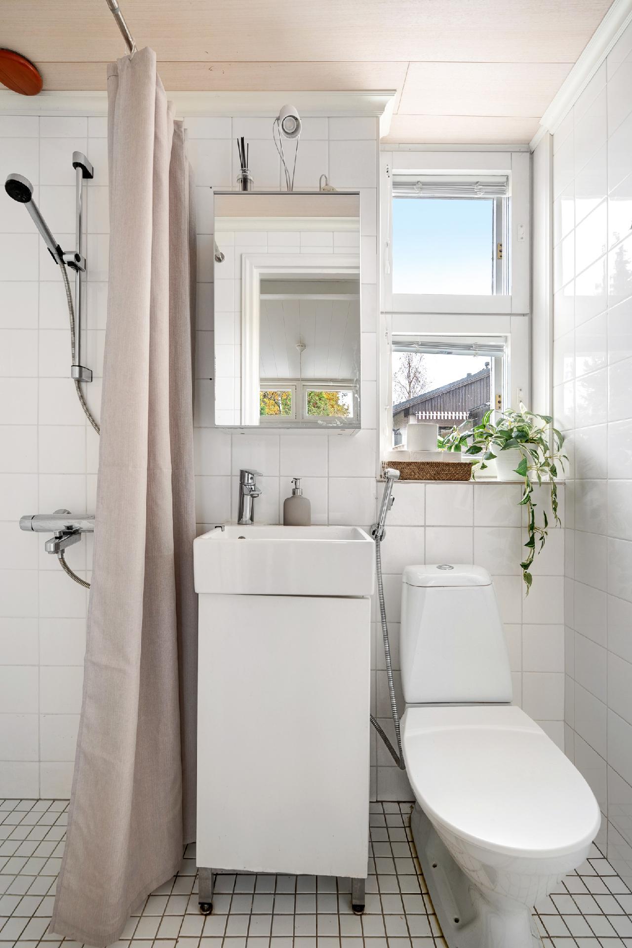 Yläkerran kylpyhuone