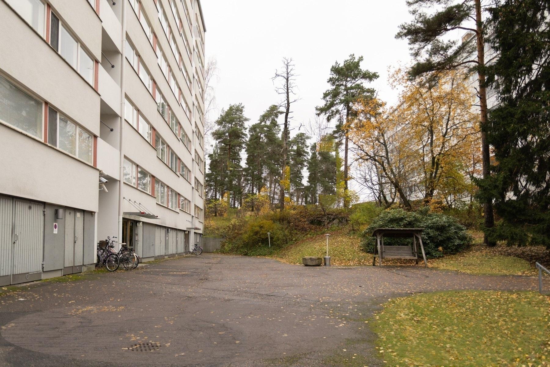 Taloyhtiön piha-aluetta - käynti D-rappuun