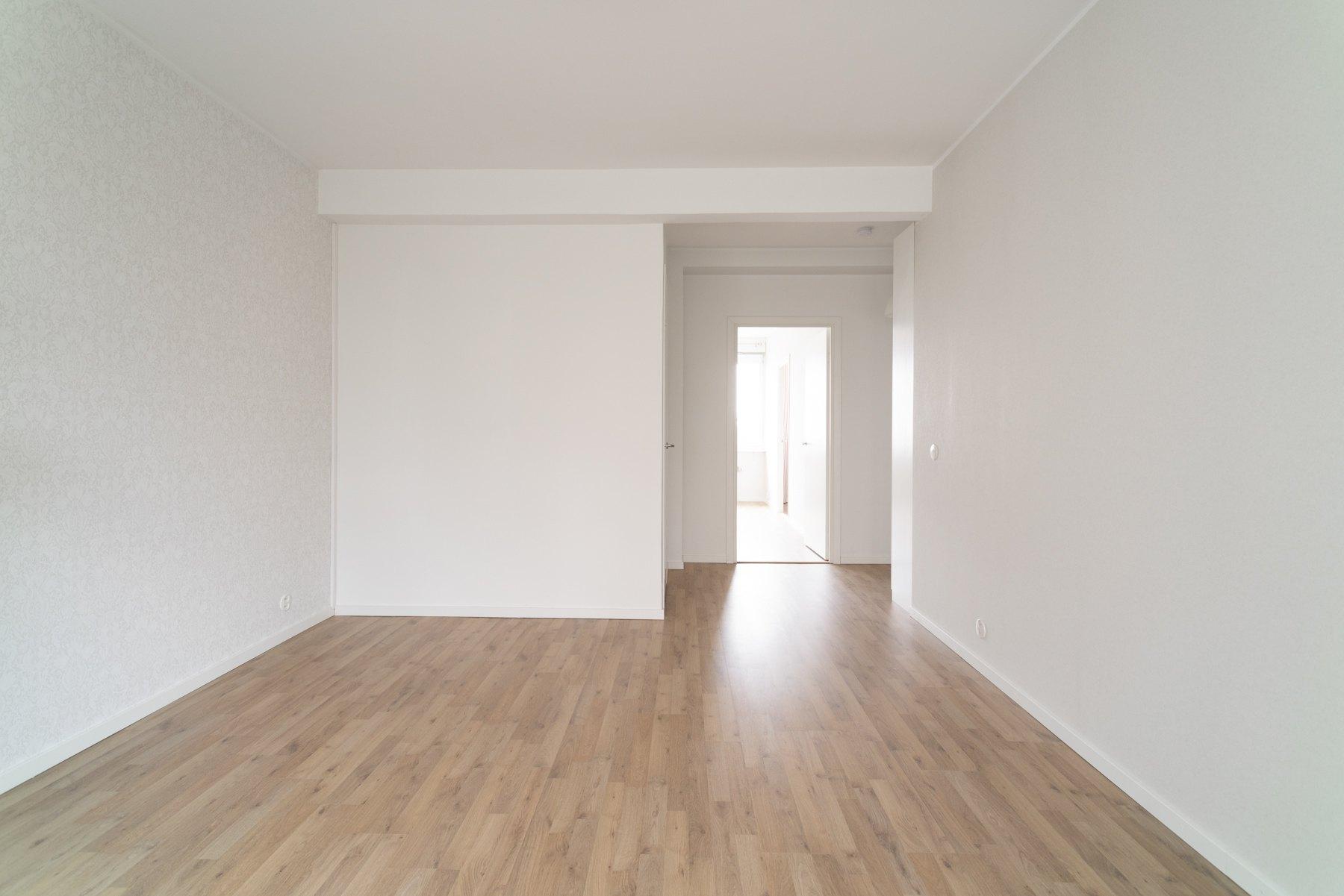 Olohuone parvekkeen suunnalta kuvattuna