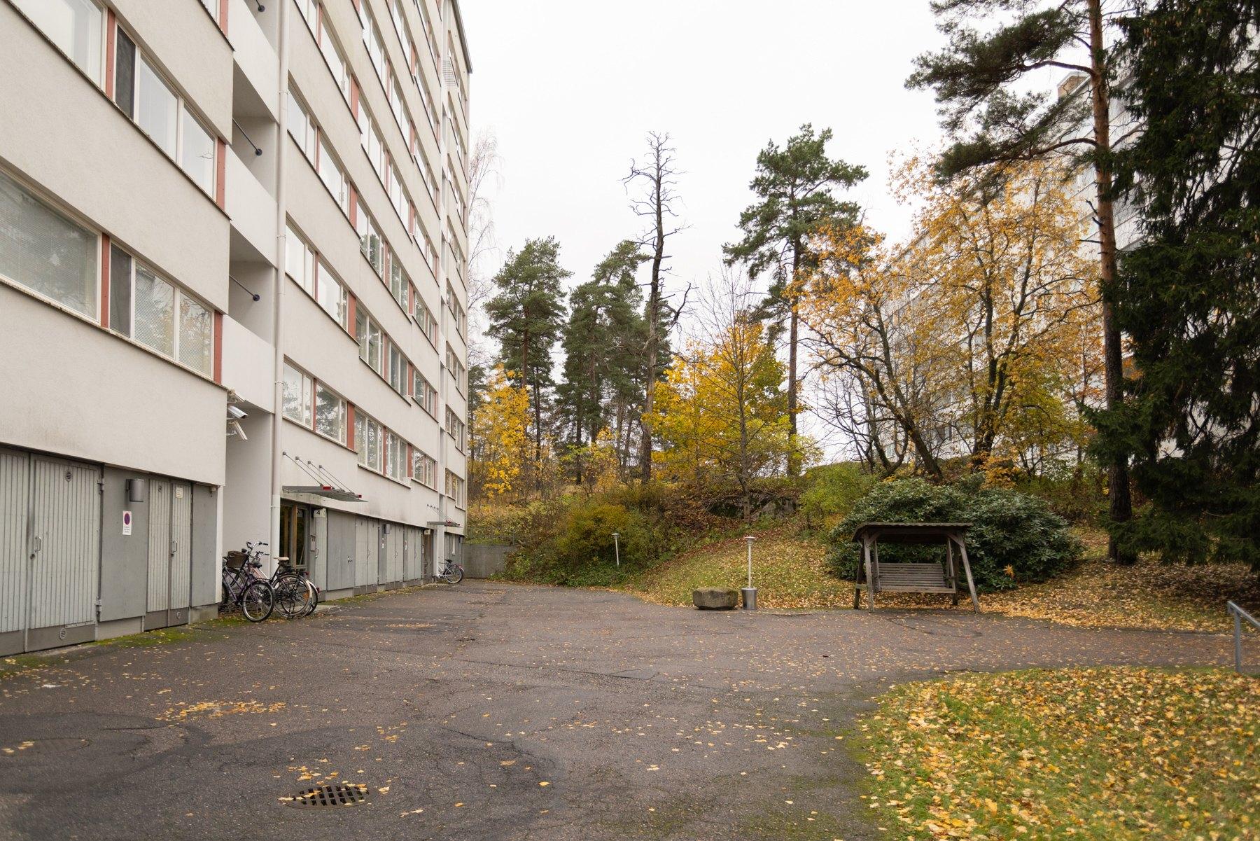 Taloyhtiön piha-aluetta