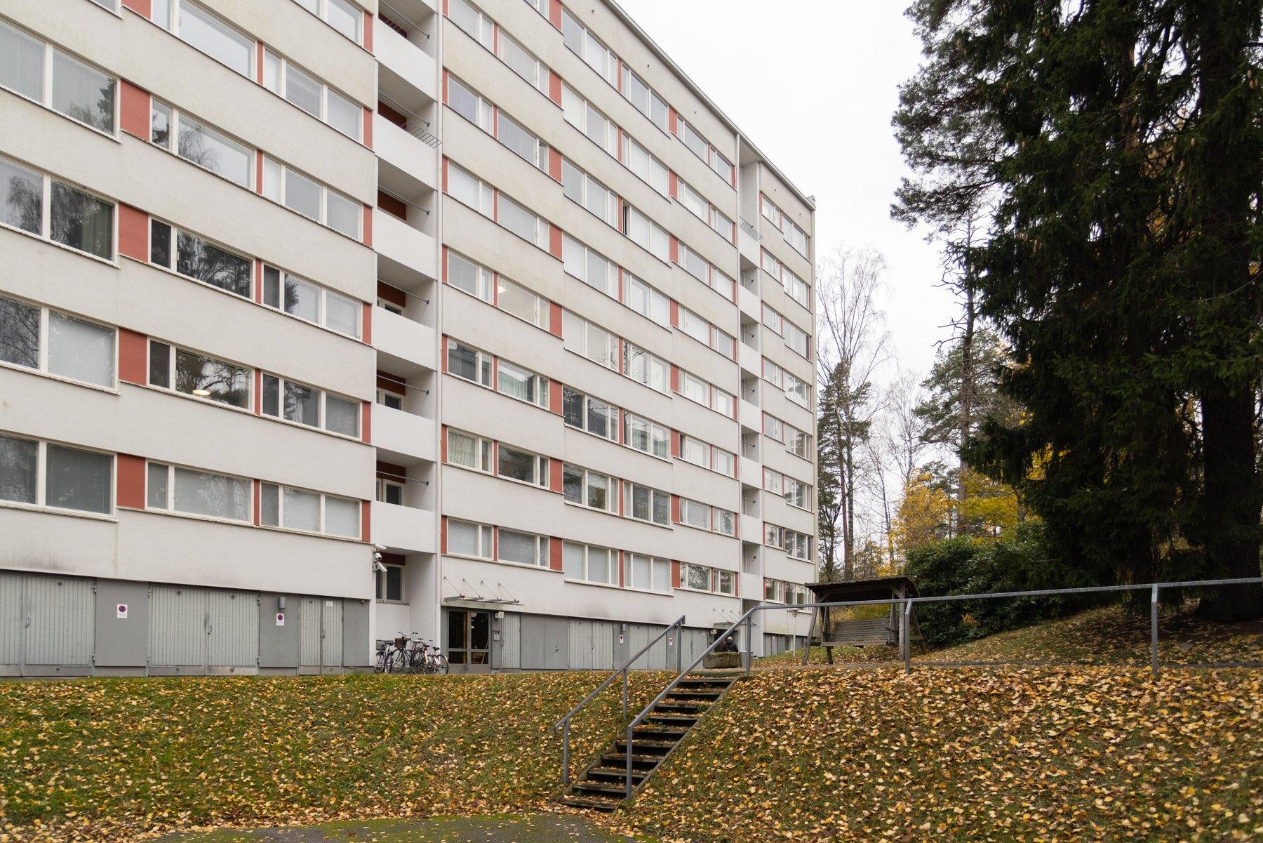 Portaat taloyhtiön parkkialueelle.