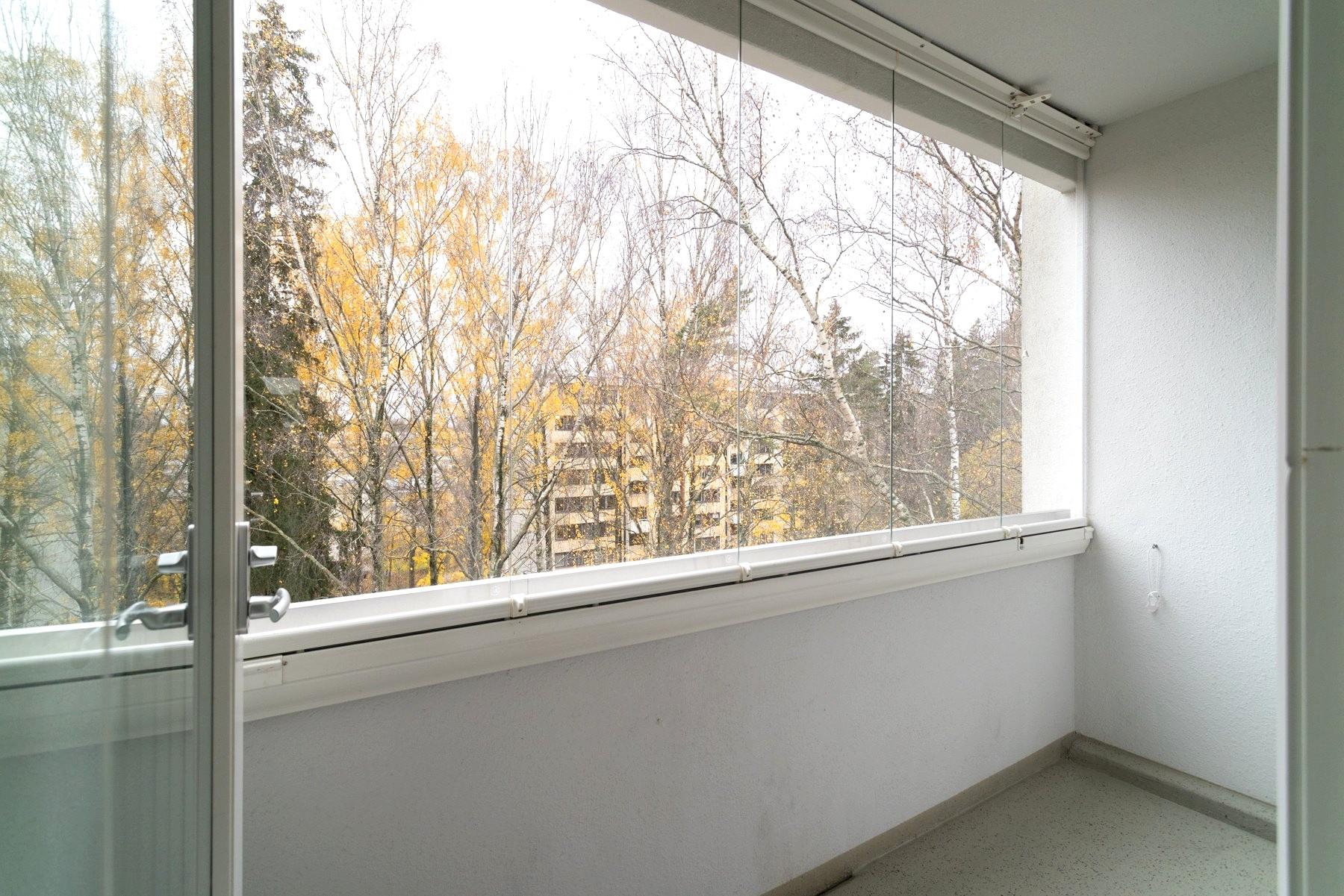 Lasitettu parveke ilta-aurinkoon