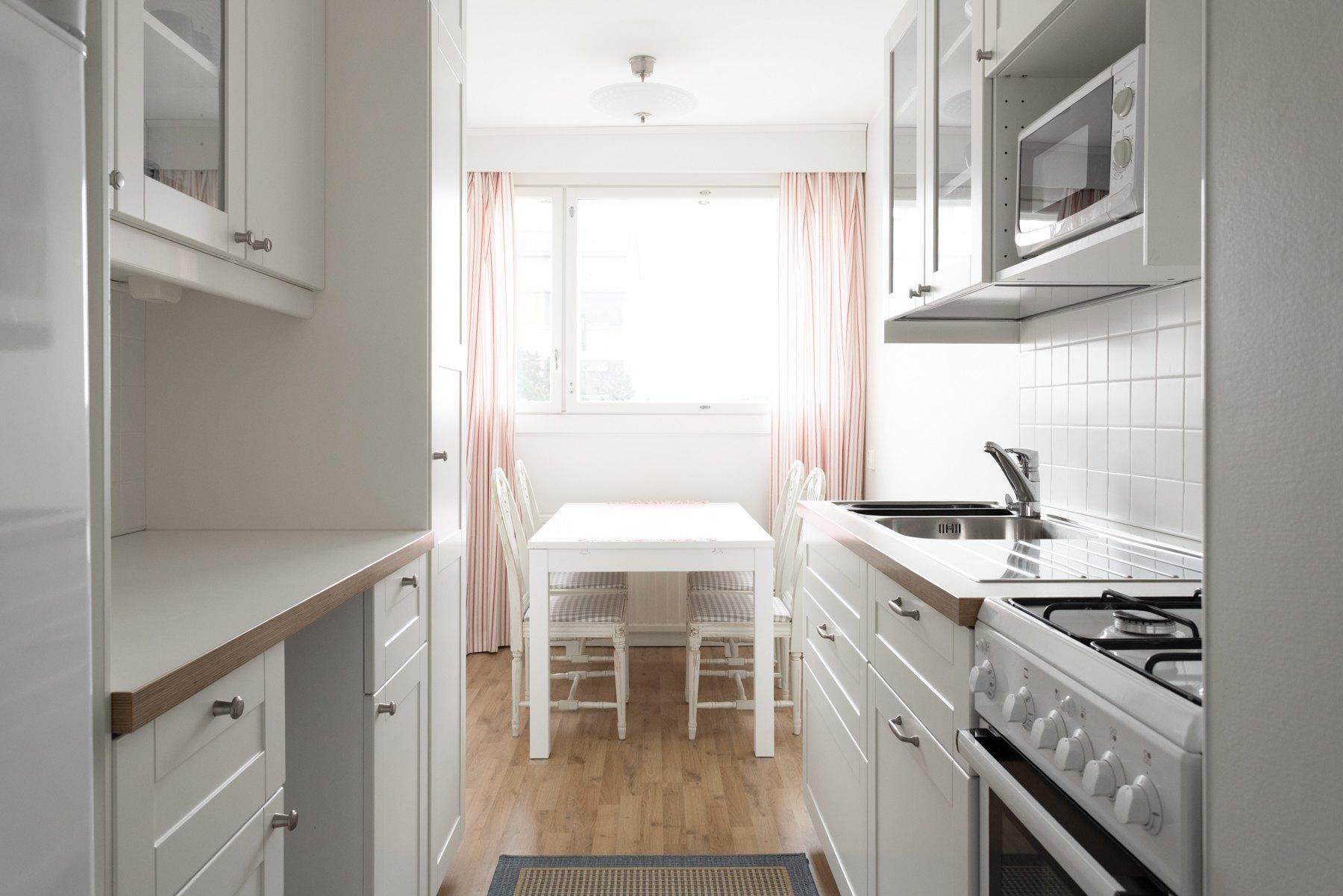 Keittiö uusittu kodinkoneineen v. 2014-15. Keittiöön mahtuu hyvin ruokapöytä.