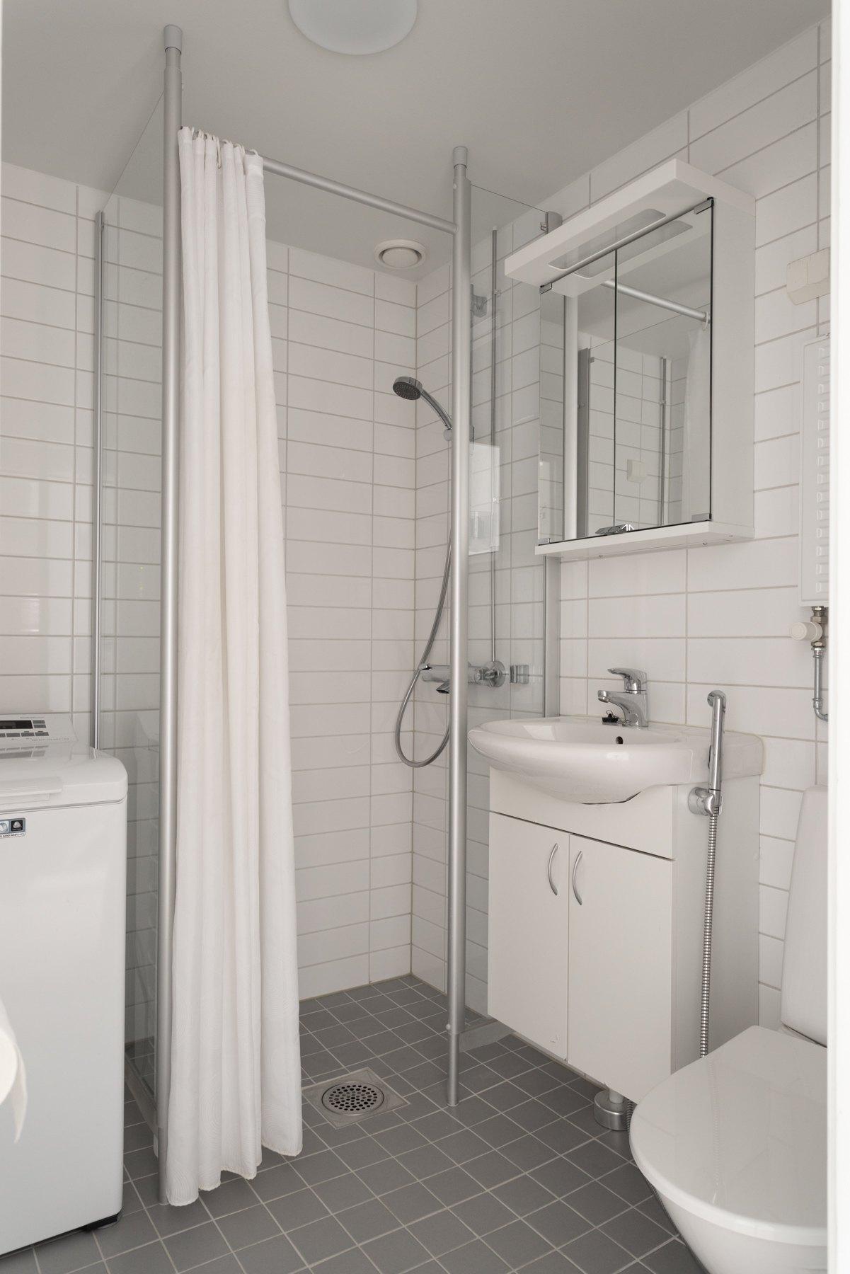 Kylpyhuoneen suihku. Kph:seen mahtuu hyvin myös pesukone