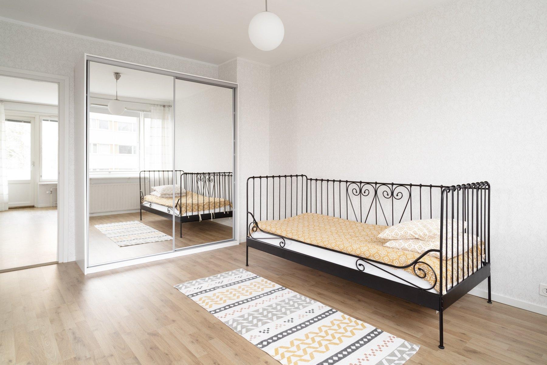 Makuuhuoneen peililiukuovikaapisto