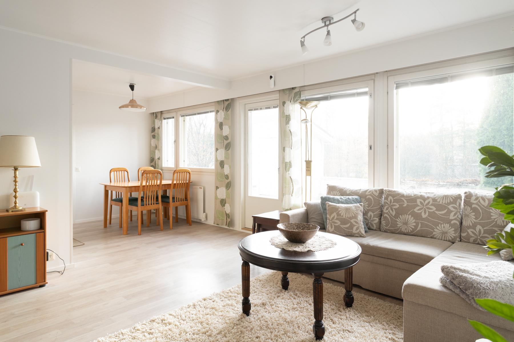 Olohuonetta ja ruokailutilaa