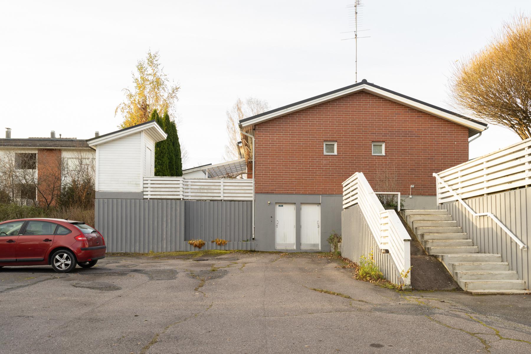 Parkkipaikalta rappuset asunnolle (vehreään aikaan)