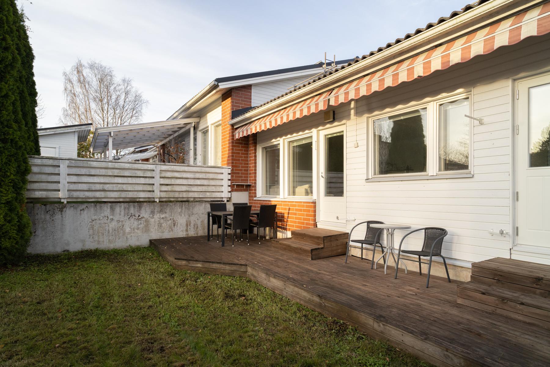 Suojaisa aidattu piha (vehreään aikaan)